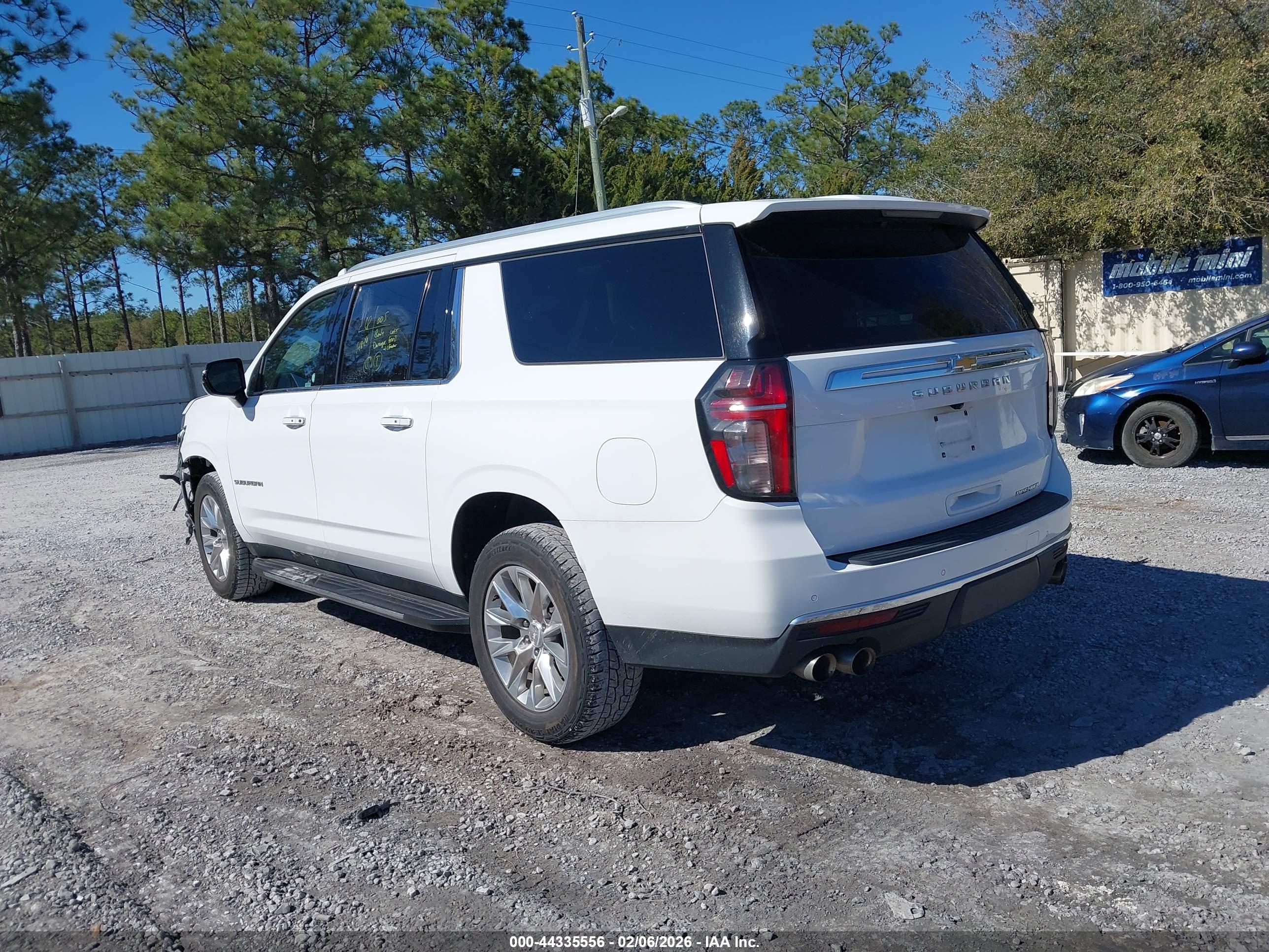 CHEVROLET SUBURBAN image 3