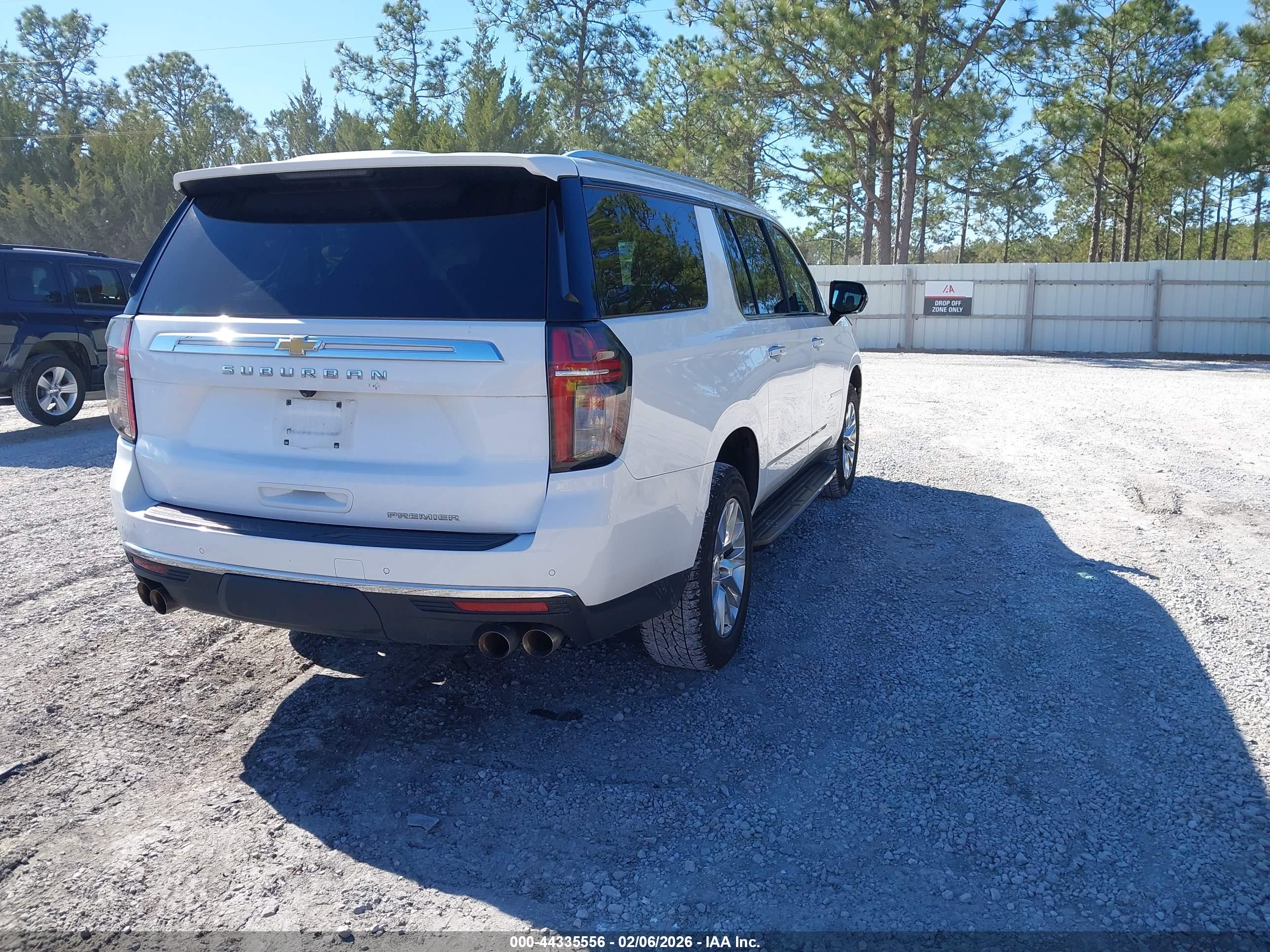 CHEVROLET SUBURBAN image 4