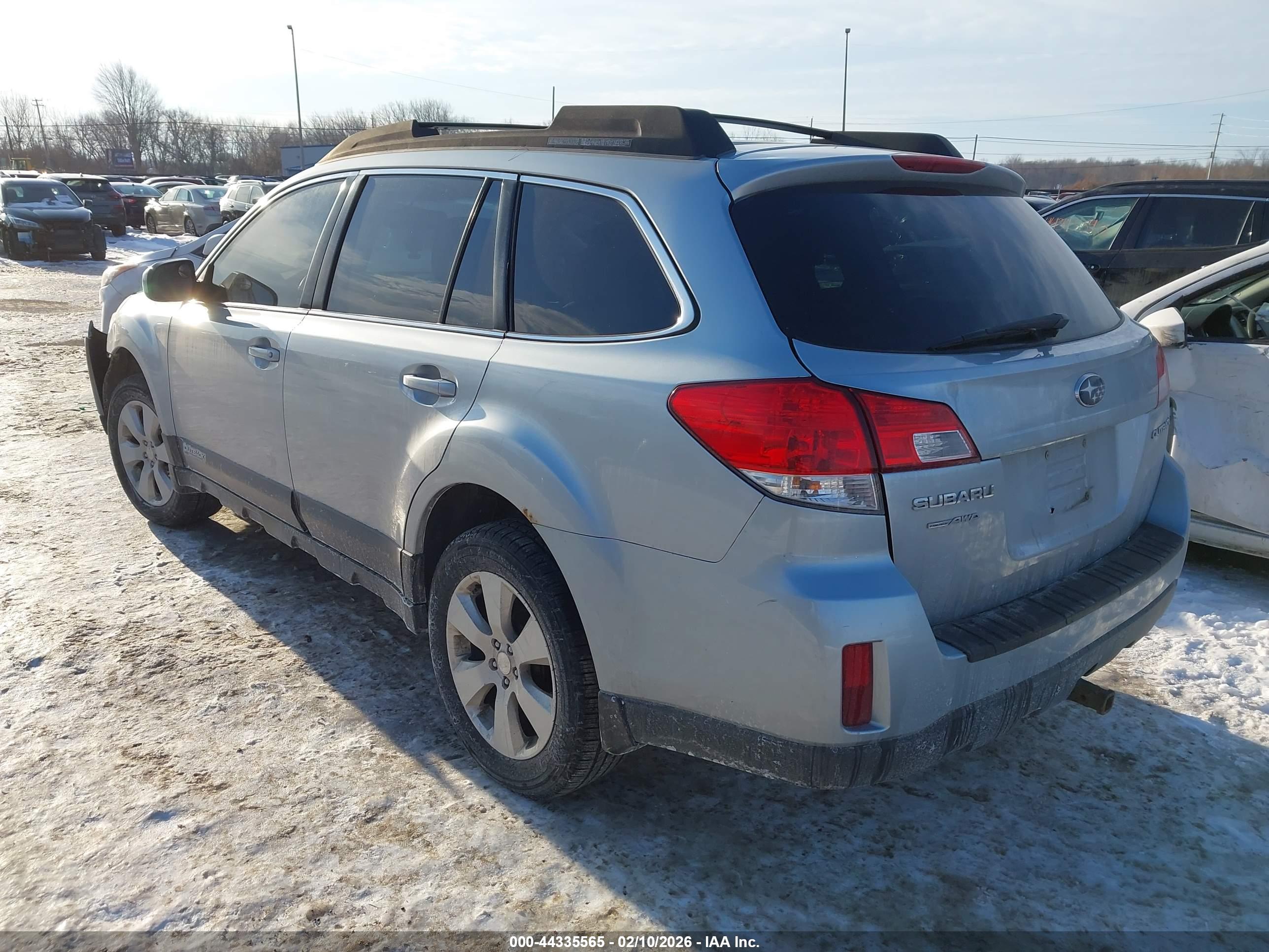 SUBARU OUTBACK image 3