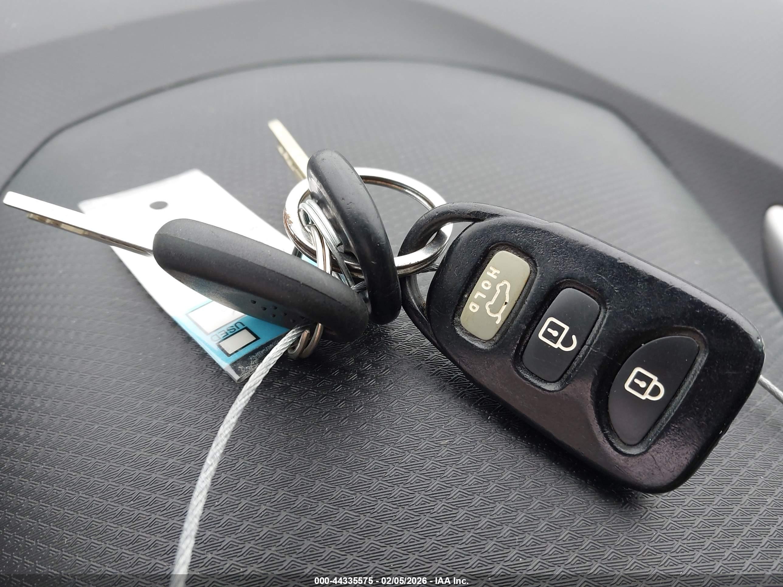 HYUNDAI VELOSTER image 11