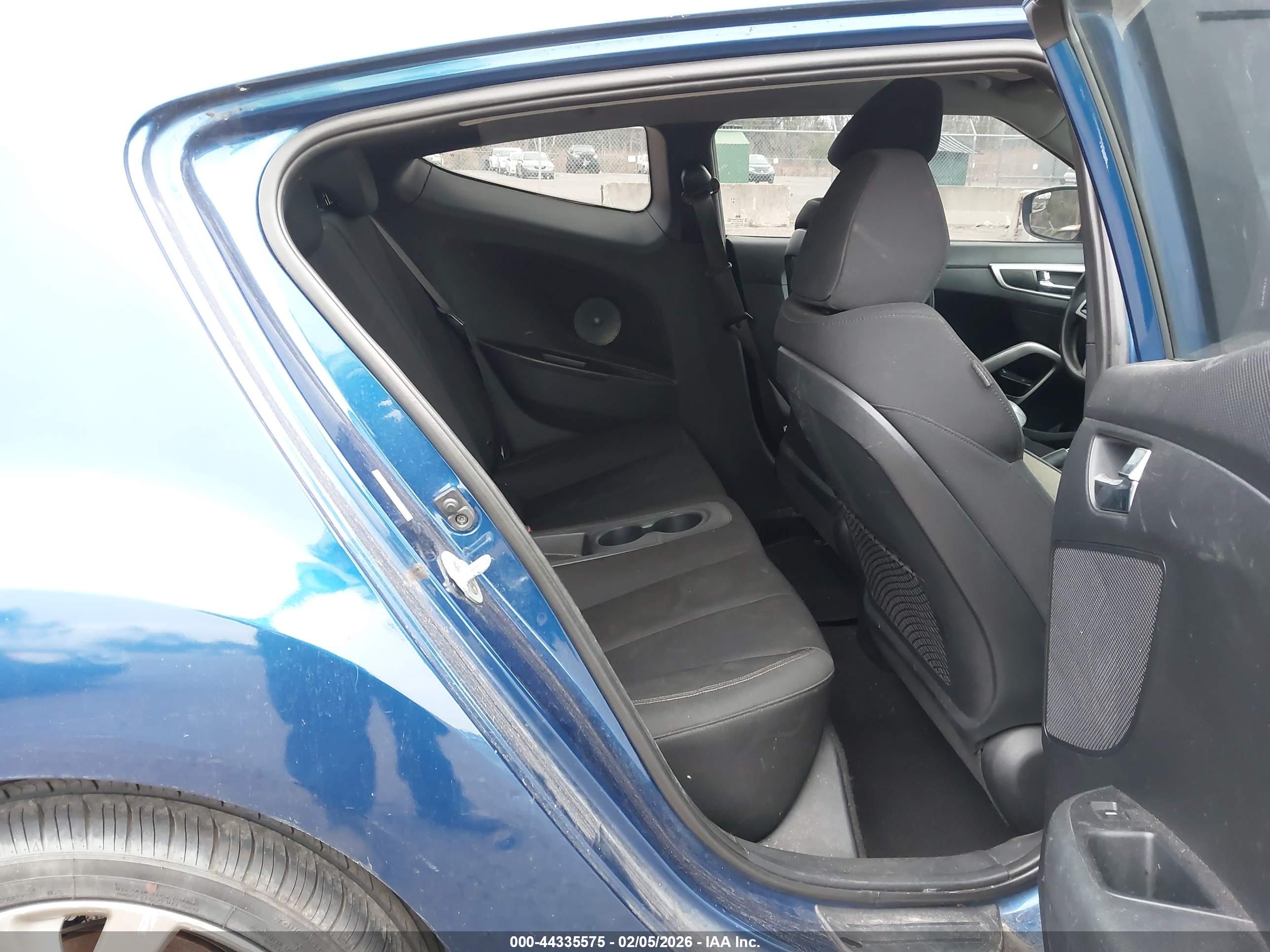 HYUNDAI VELOSTER image 8