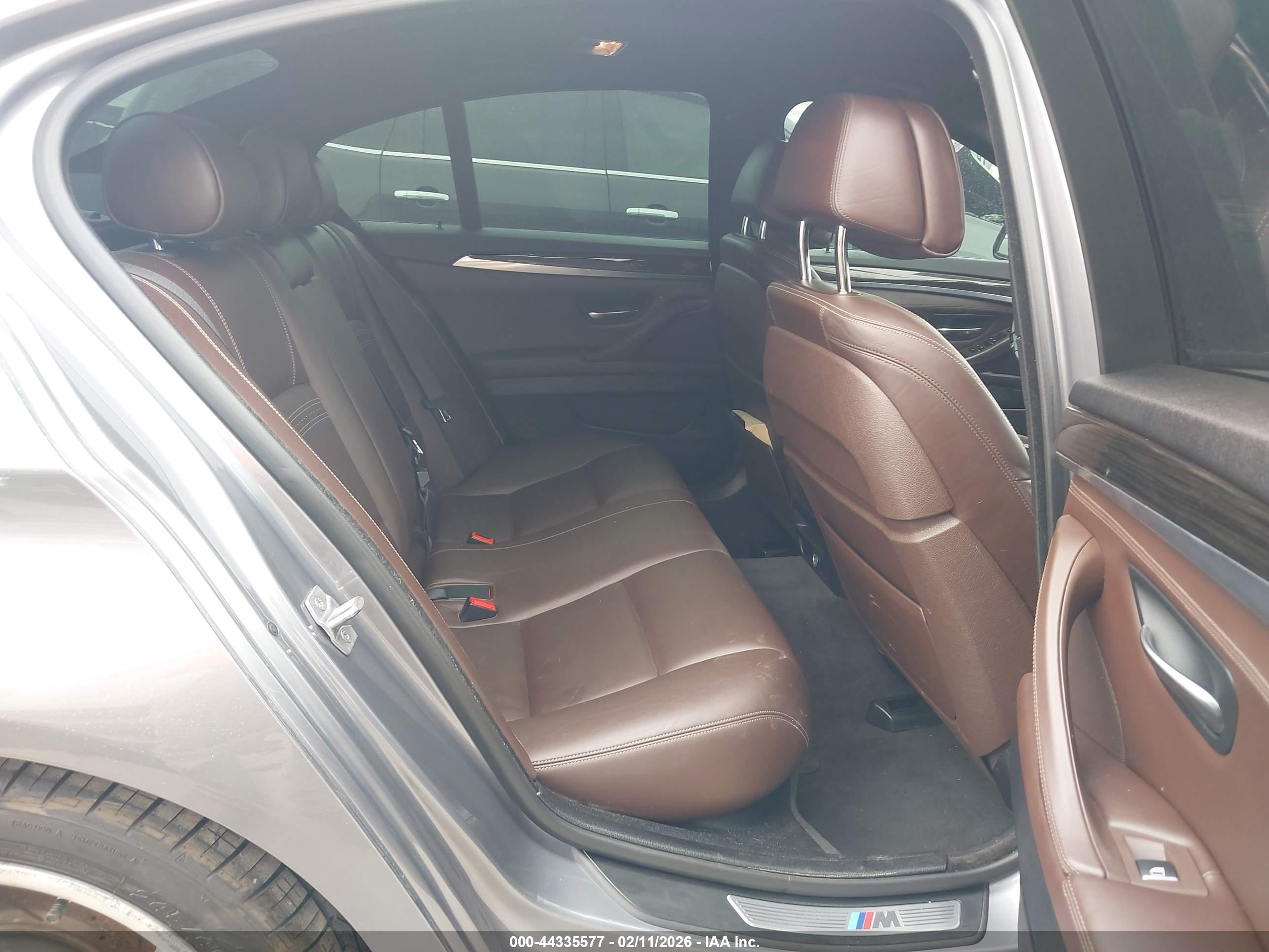 BMW 550I image 8