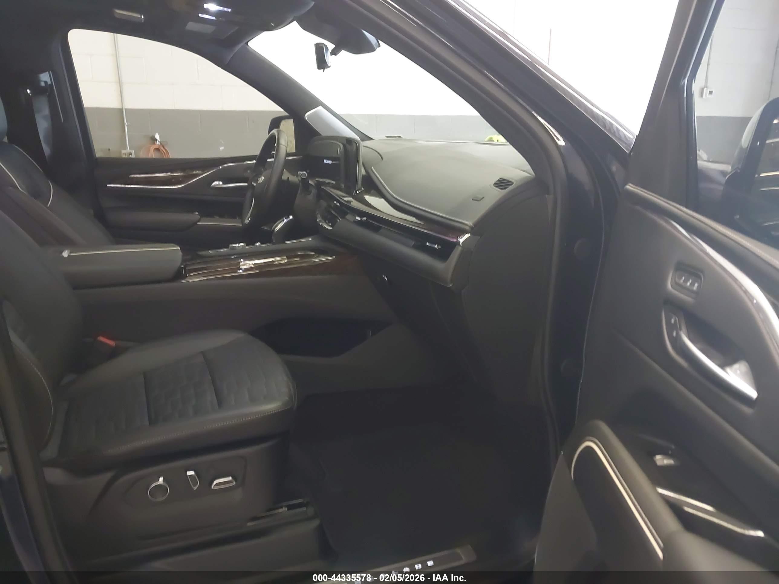CADILLAC ESCALADE image 5