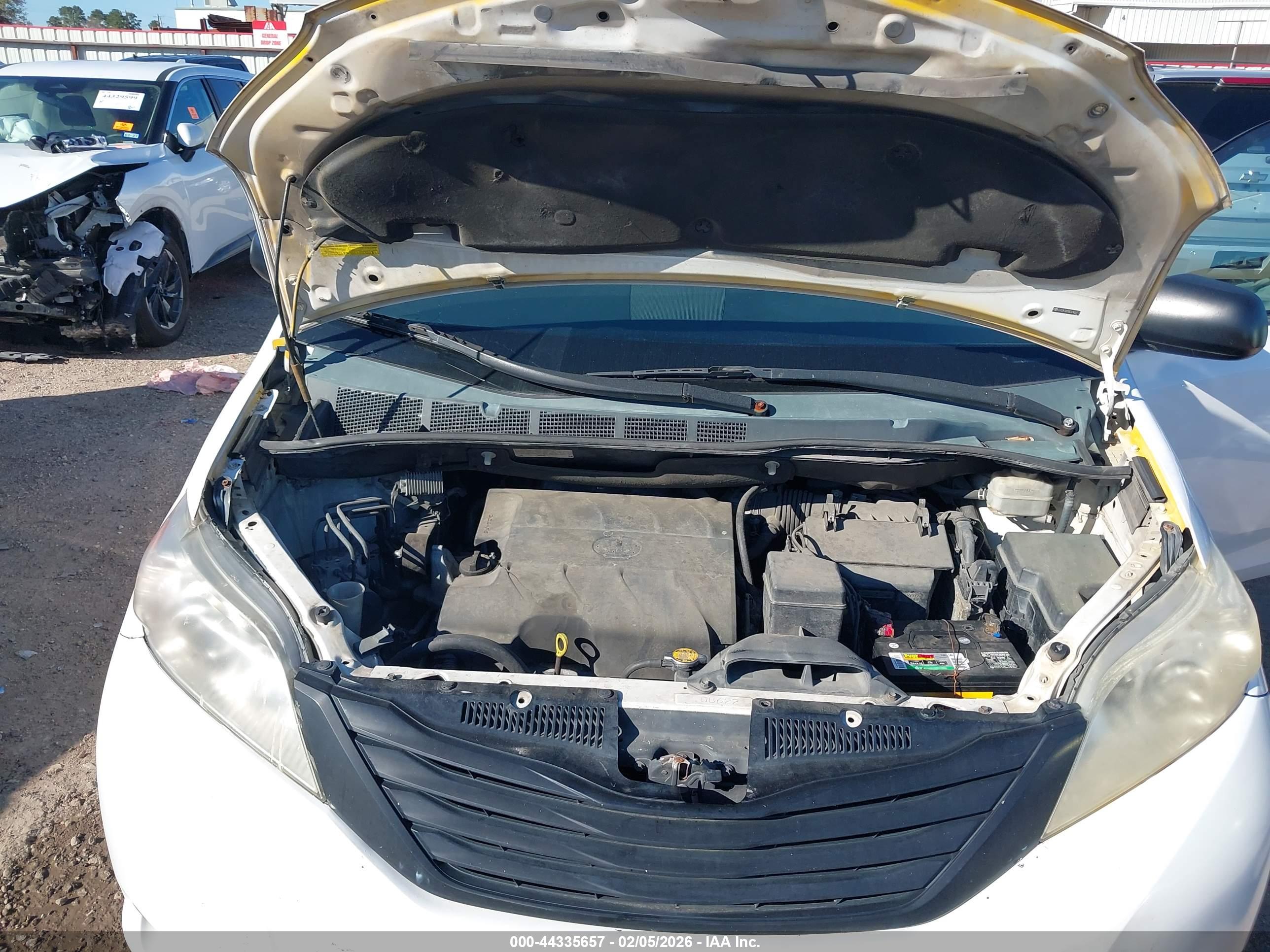 TOYOTA SIENNA image 10