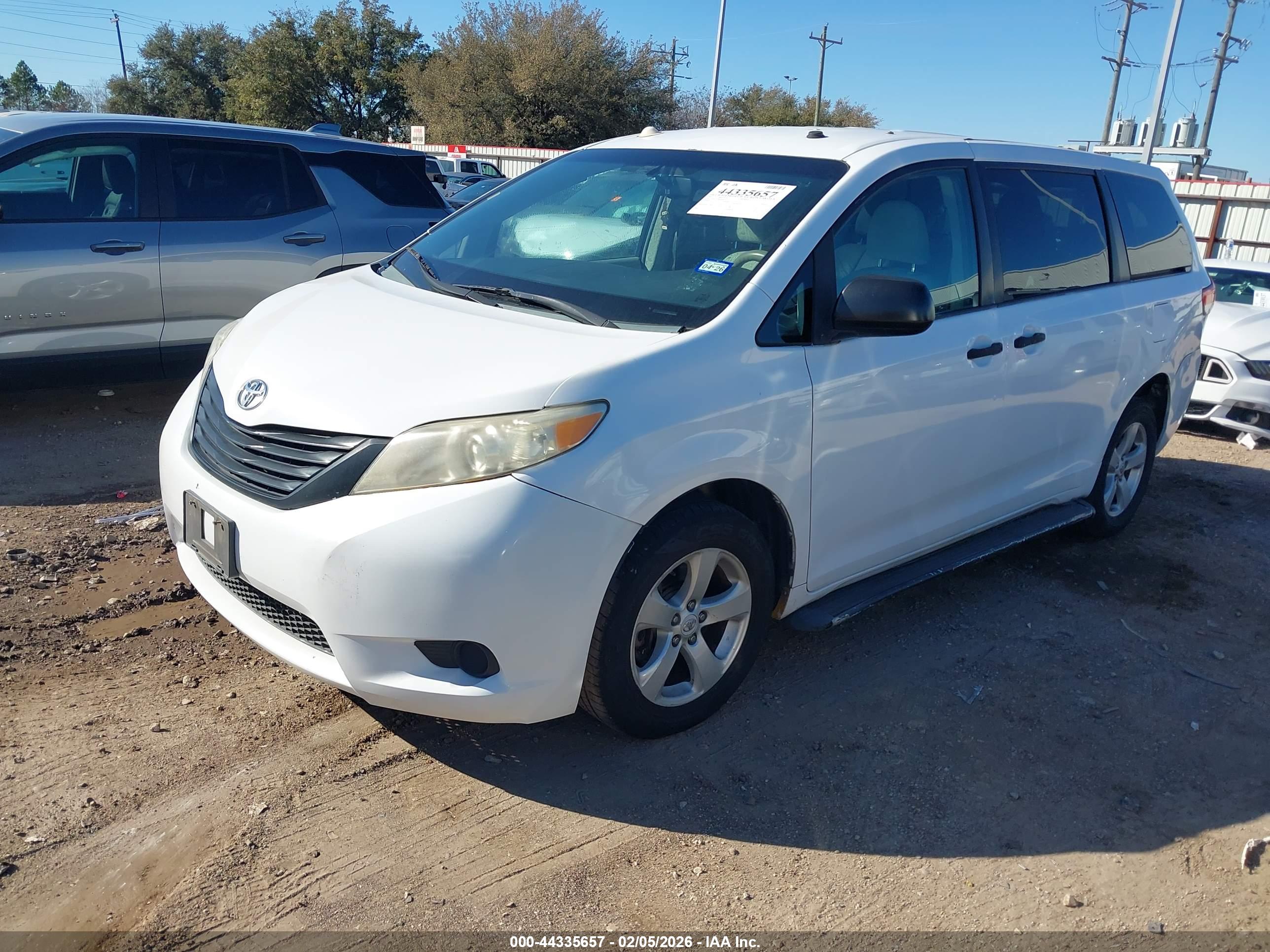 TOYOTA SIENNA image 2