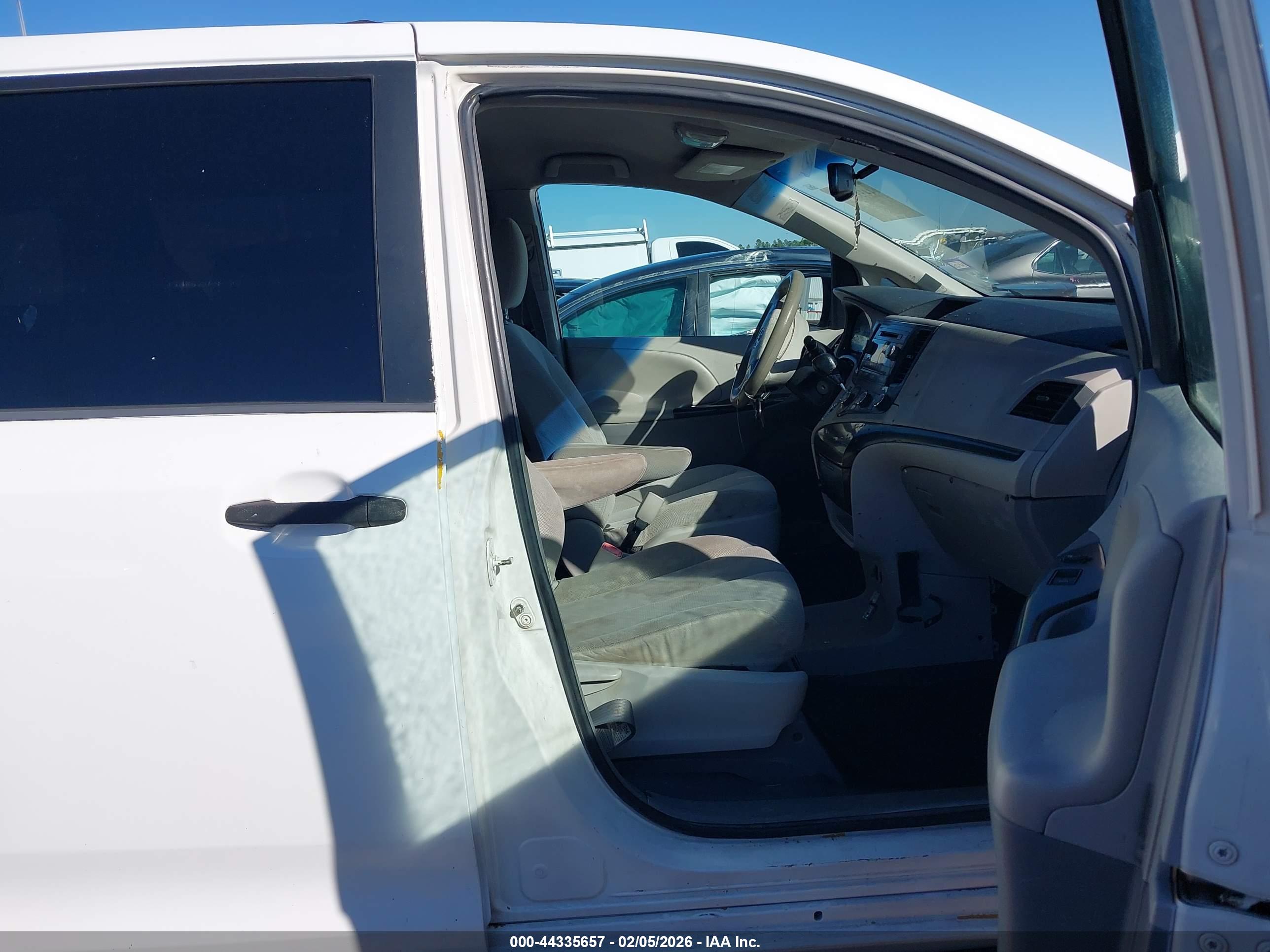 TOYOTA SIENNA image 5