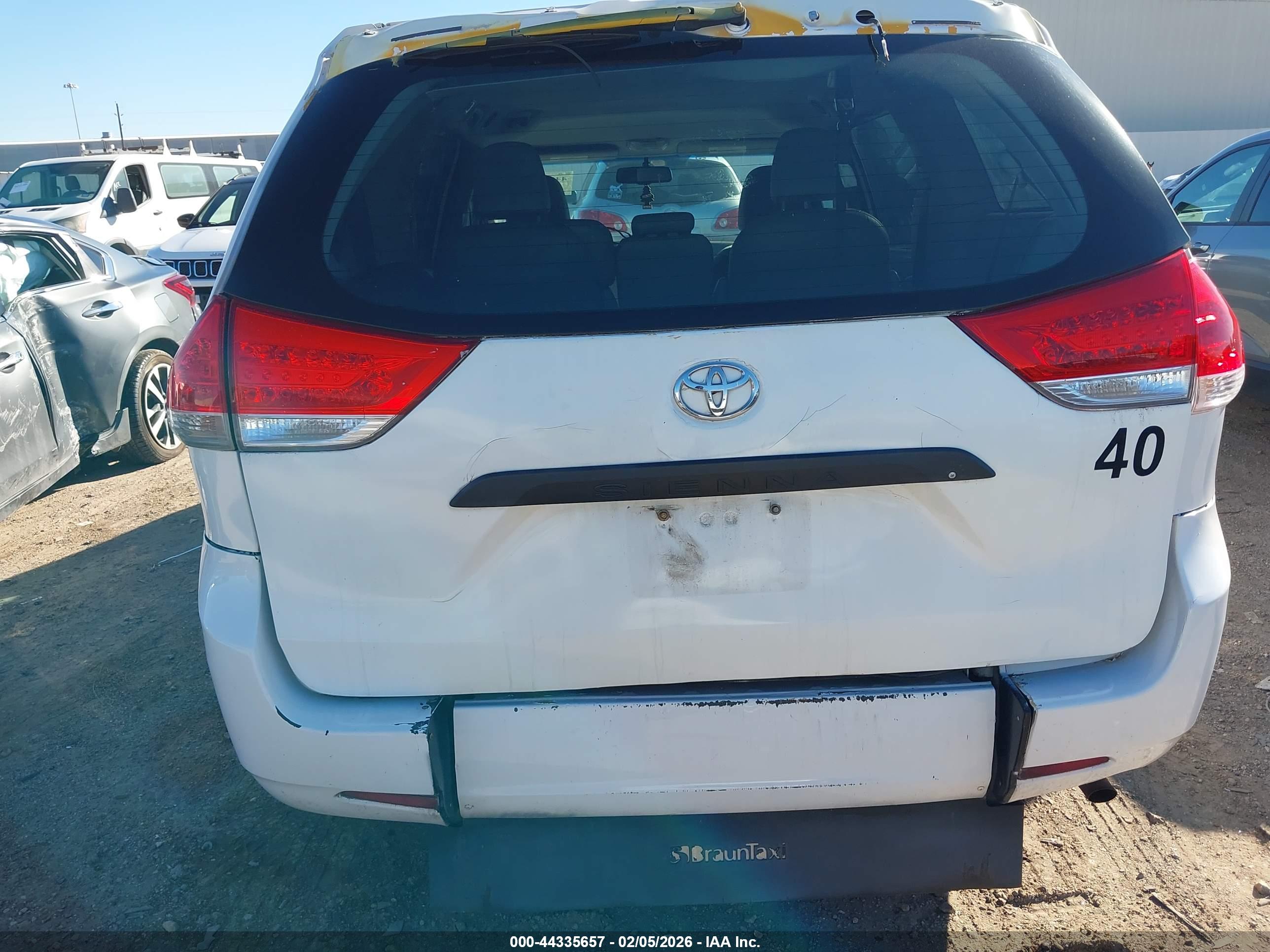 TOYOTA SIENNA image 6