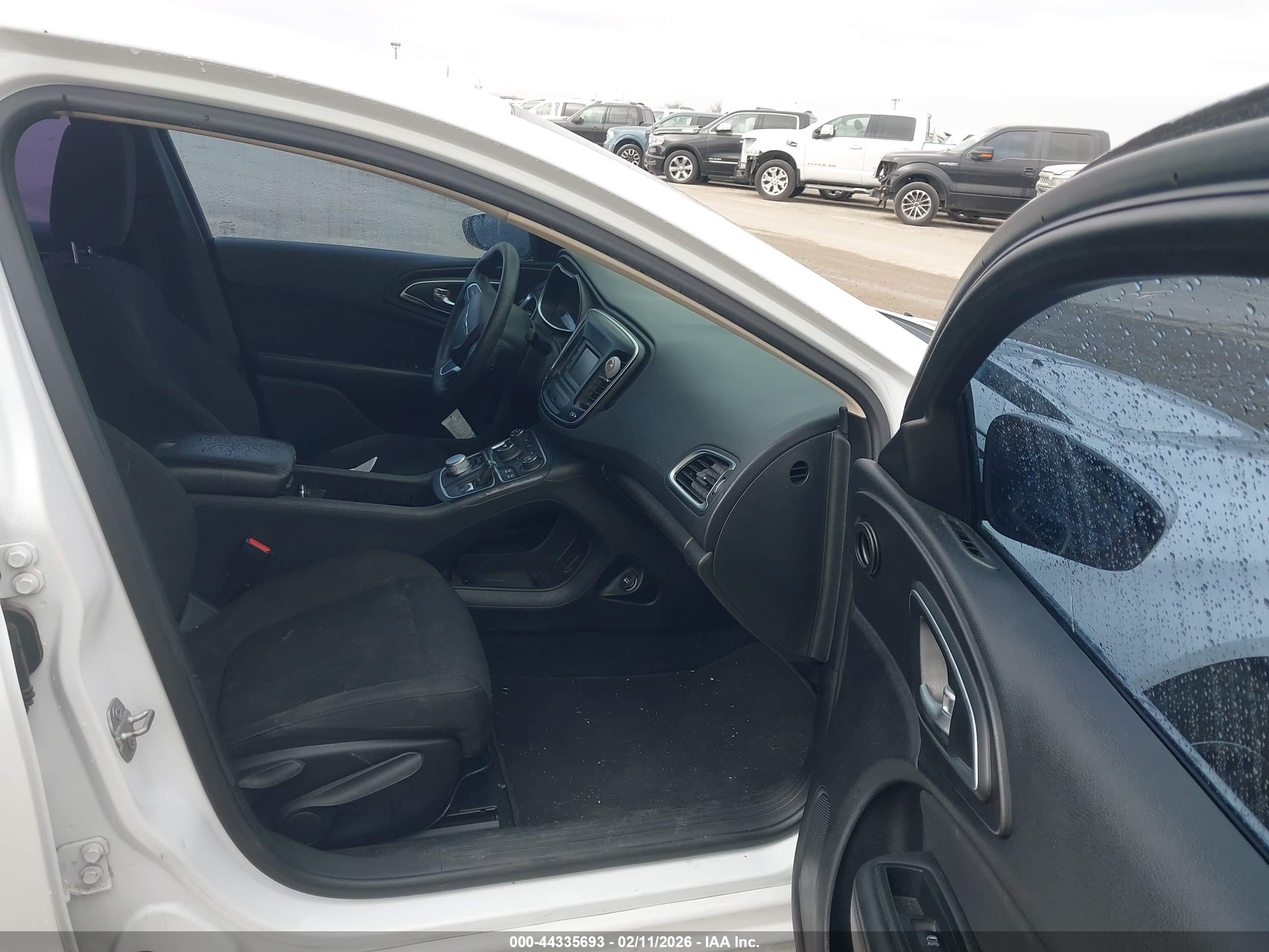 CHRYSLER 200 image 5