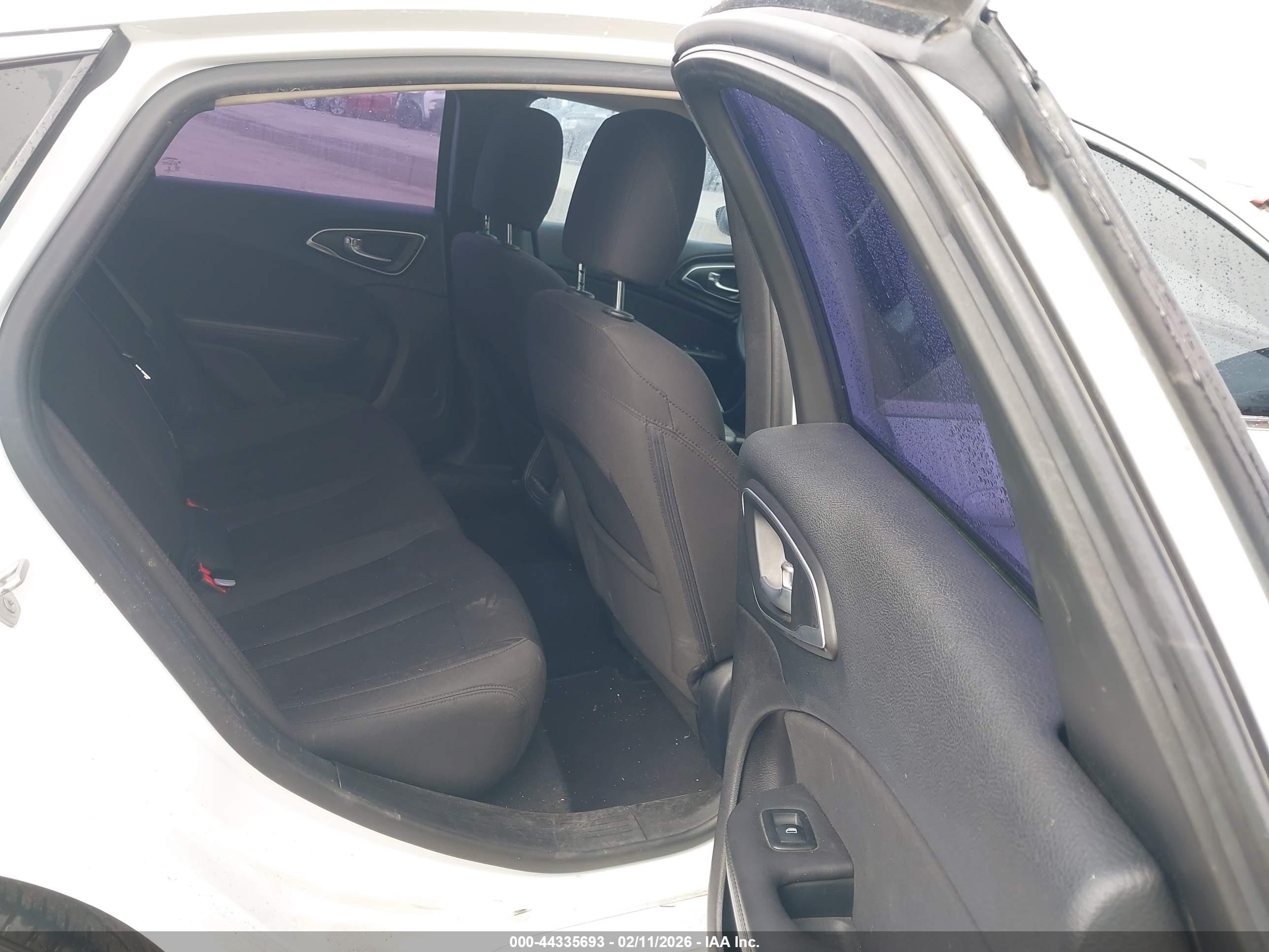 CHRYSLER 200 image 8