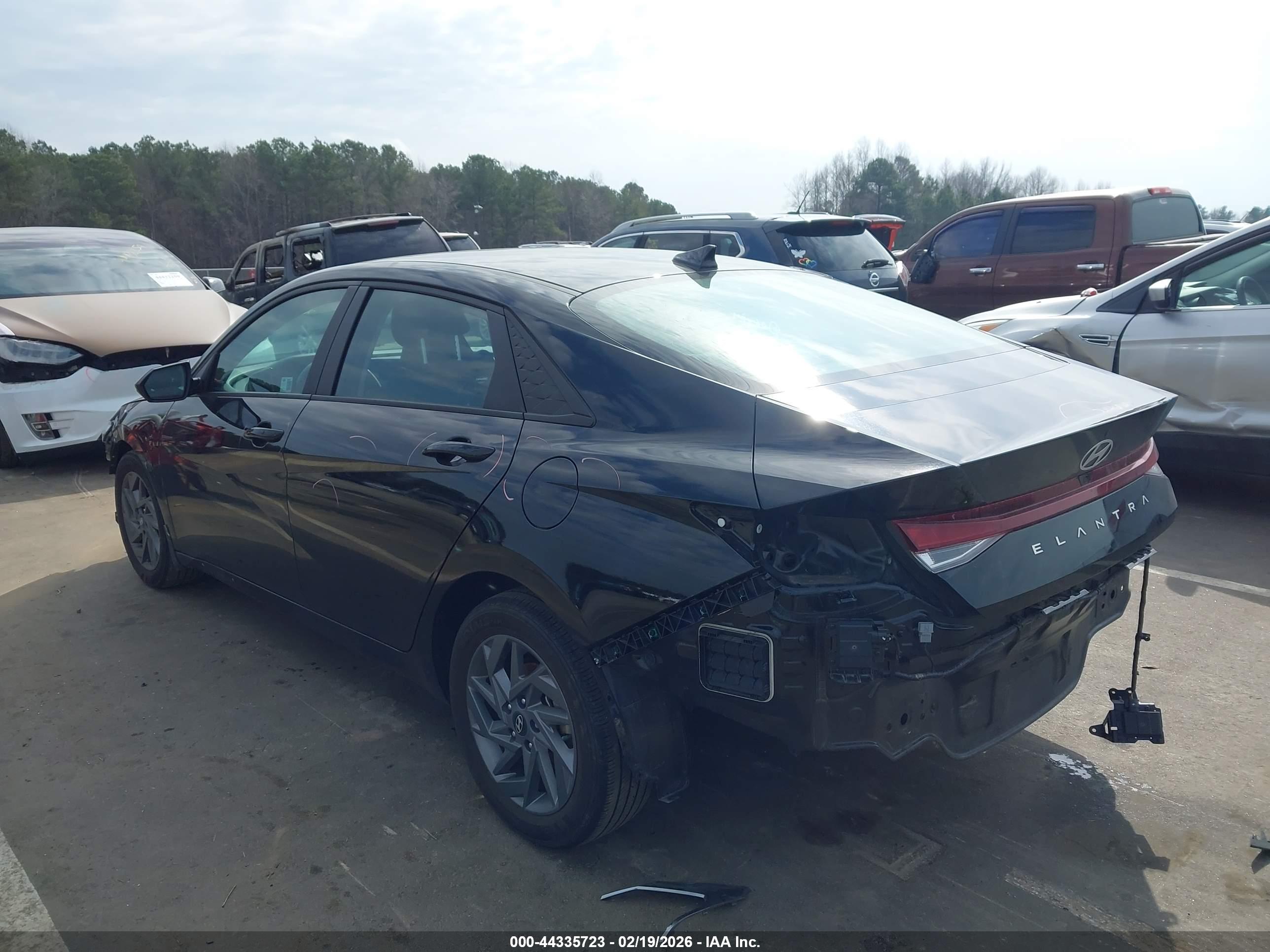 HYUNDAI ELANTRA image 3