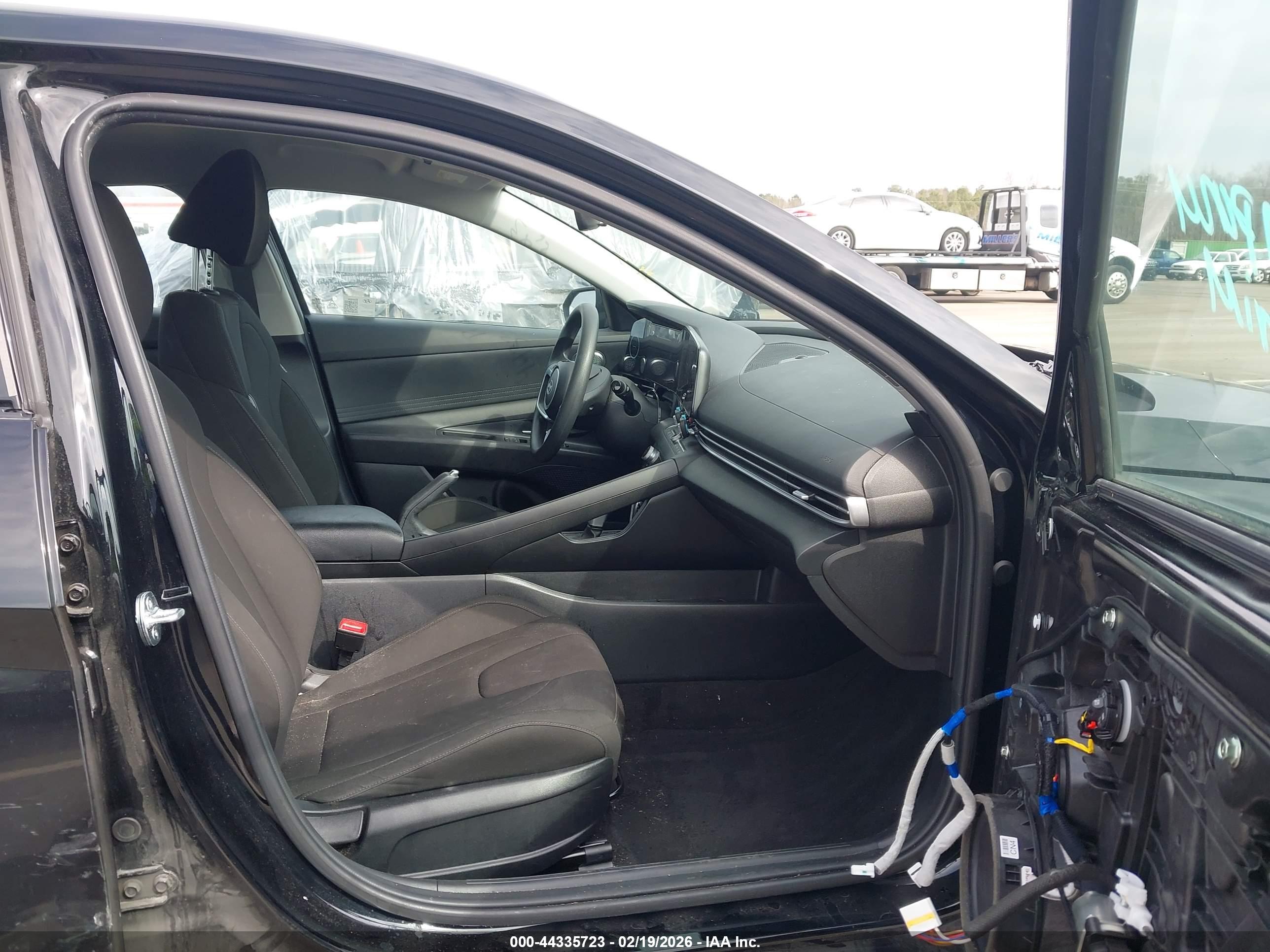 HYUNDAI ELANTRA image 5