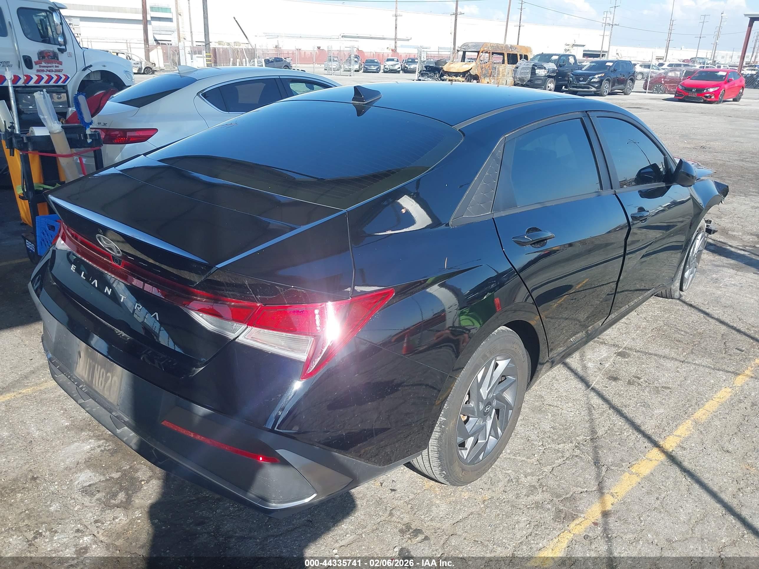 HYUNDAI ELANTRA image 4