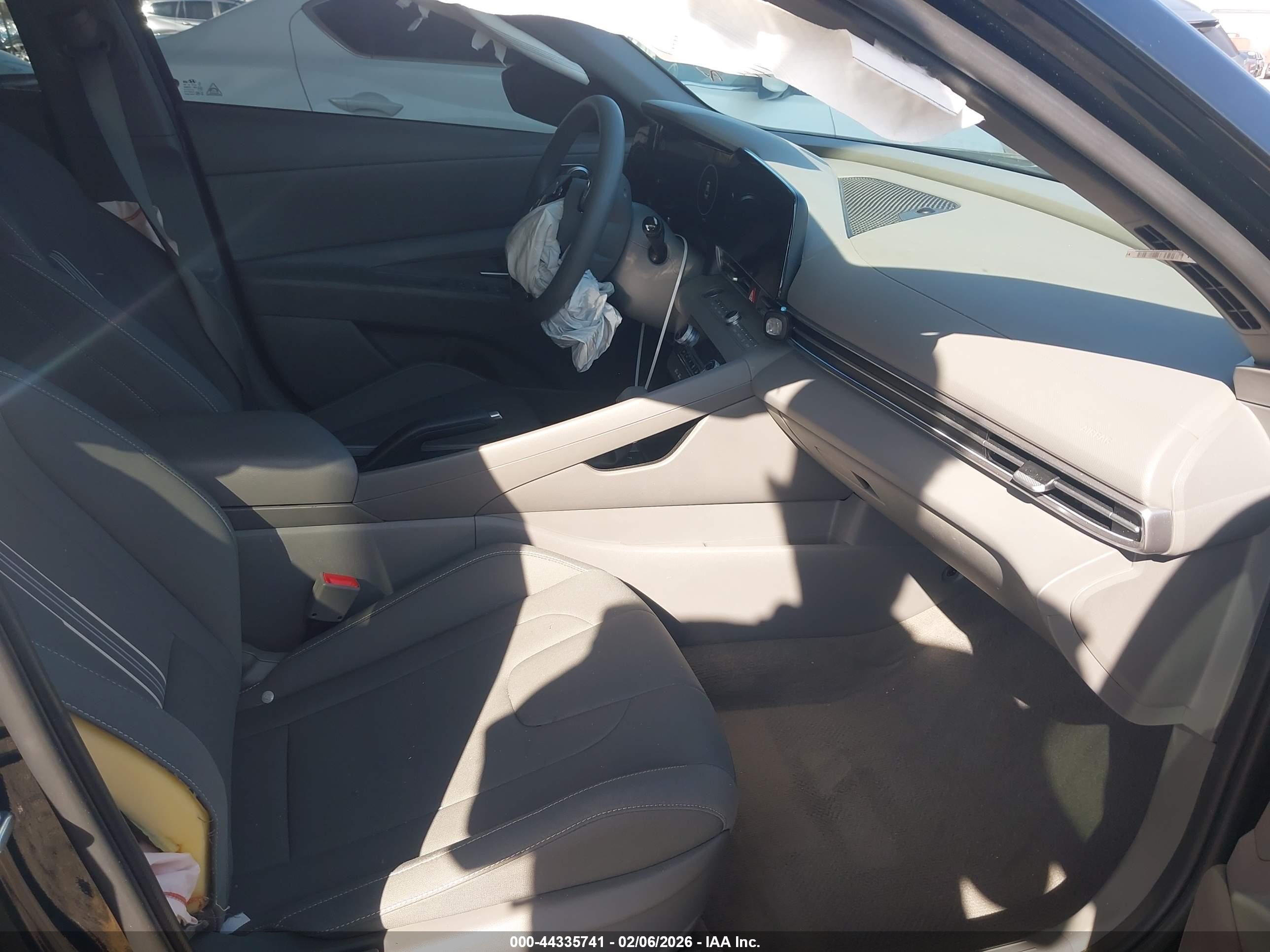 HYUNDAI ELANTRA image 5
