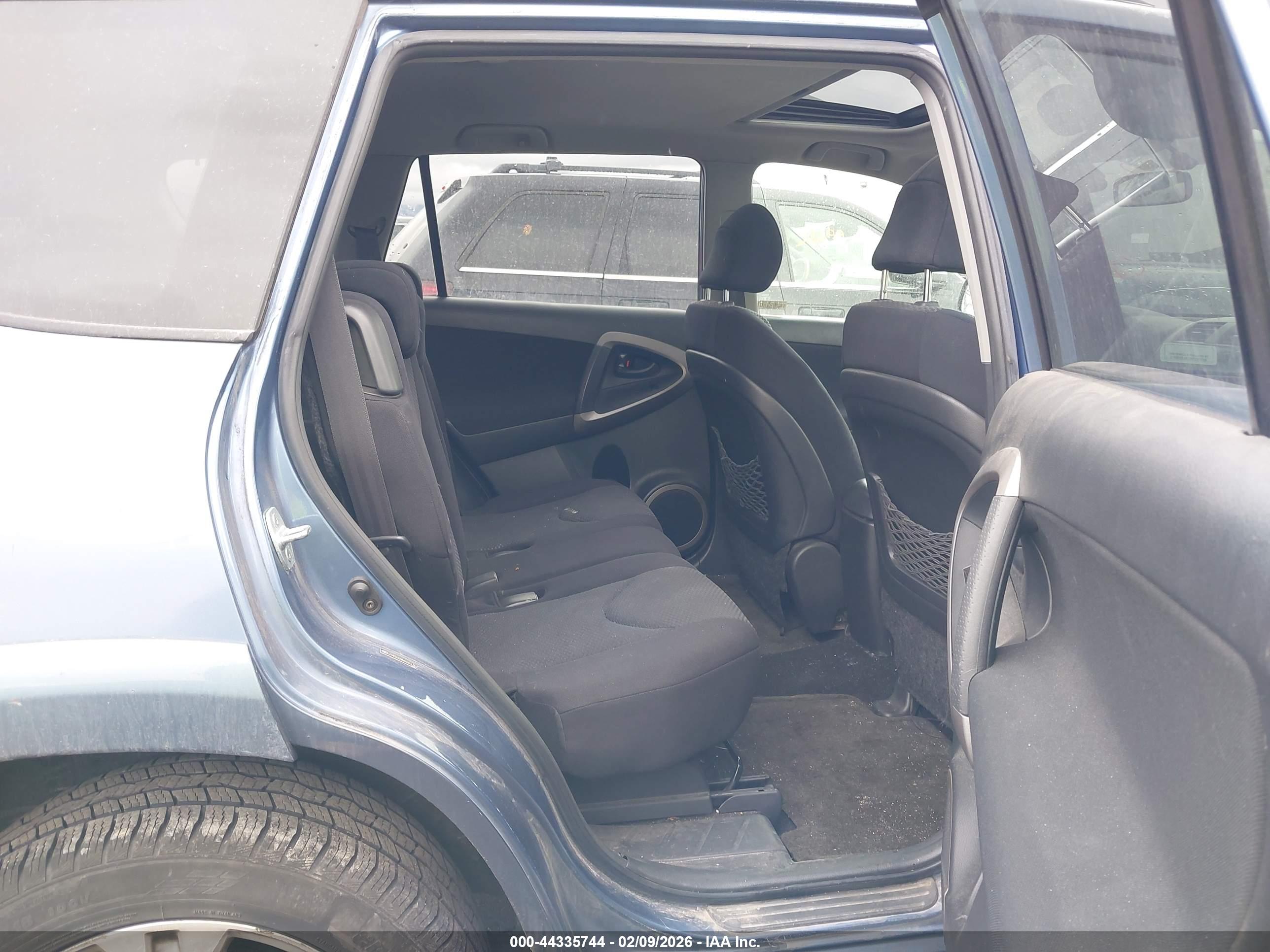 TOYOTA RAV4 image 8