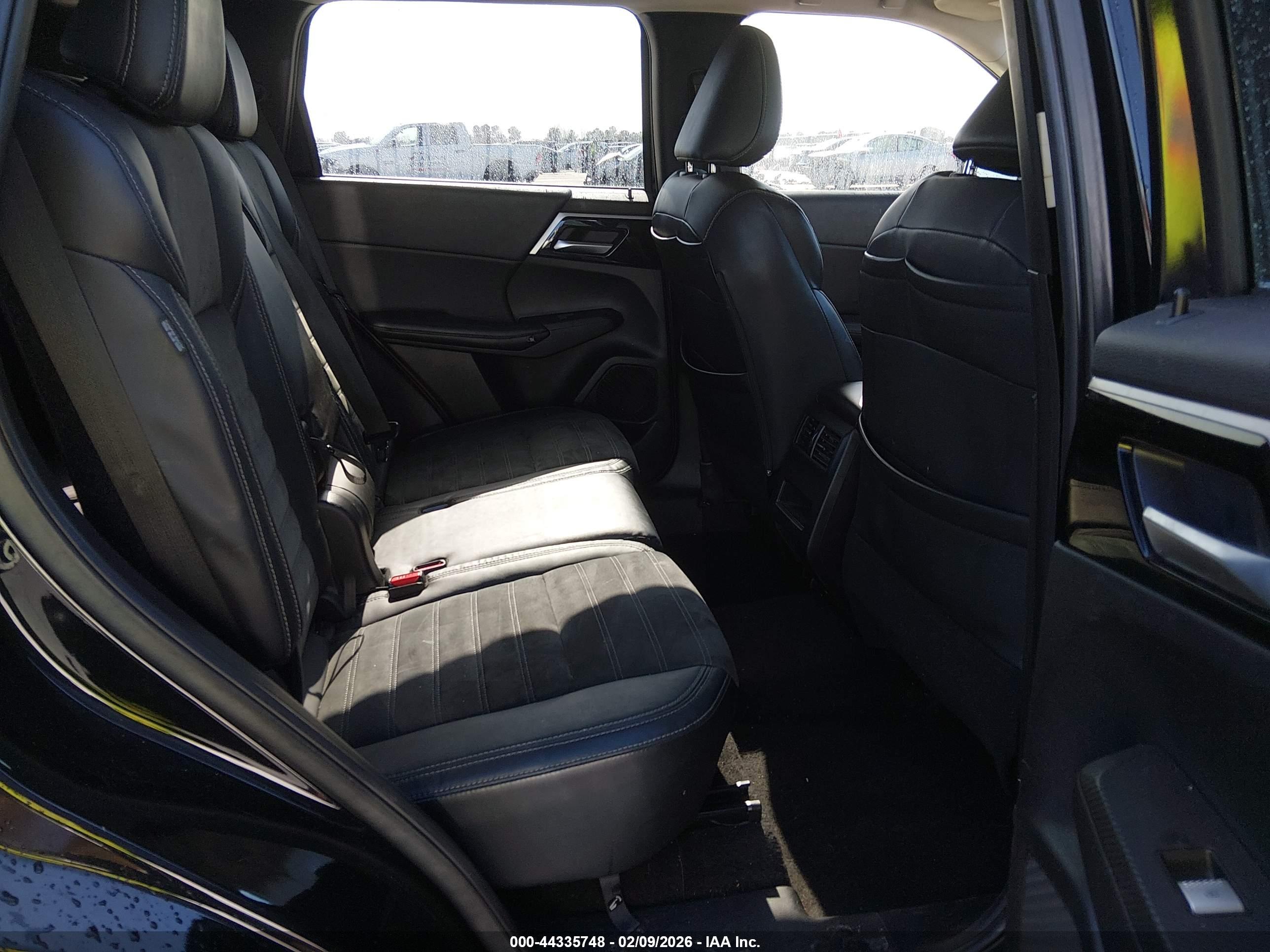 MITSUBISHI OUTLANDER image 8