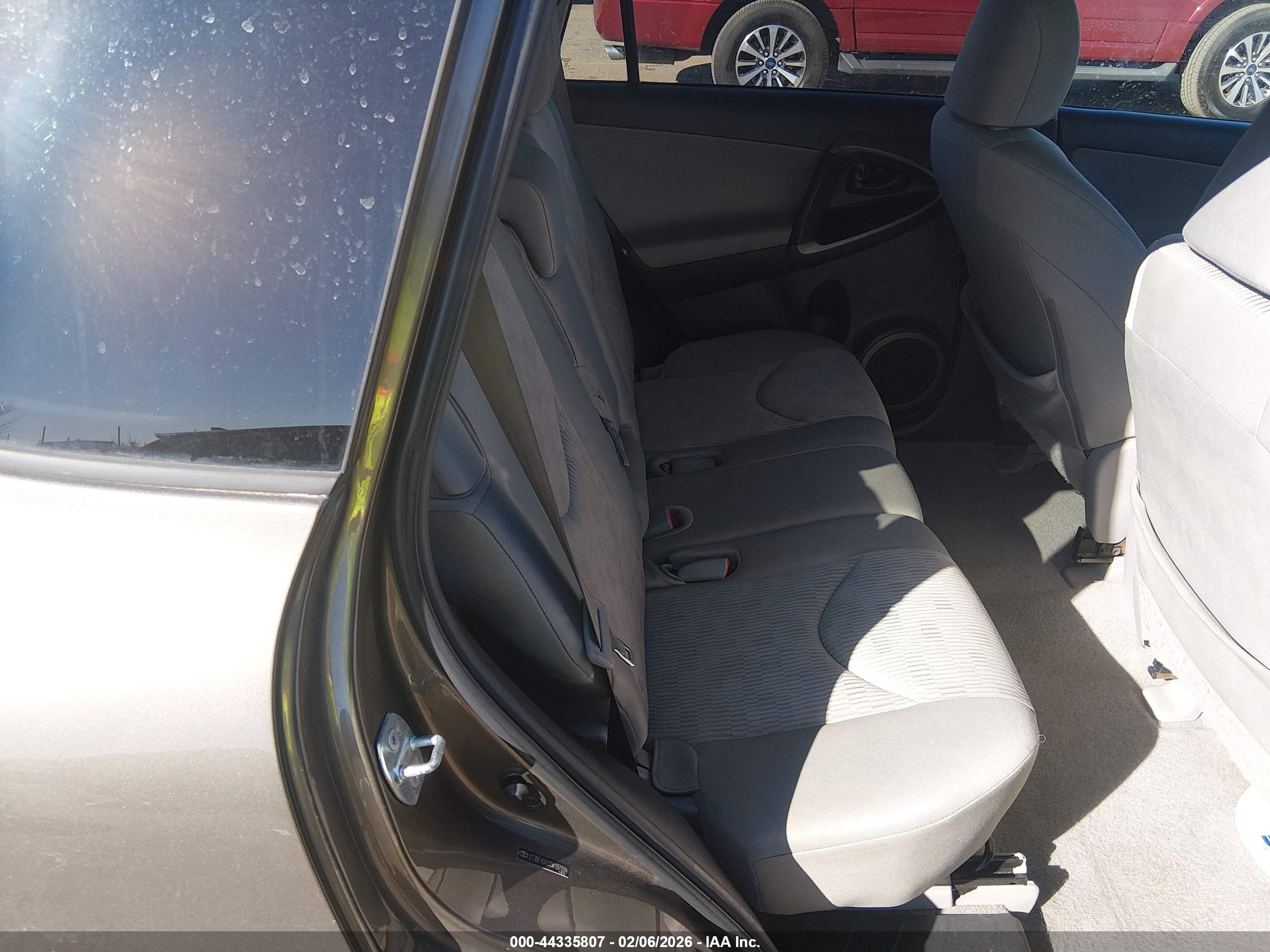 TOYOTA RAV4 image 8