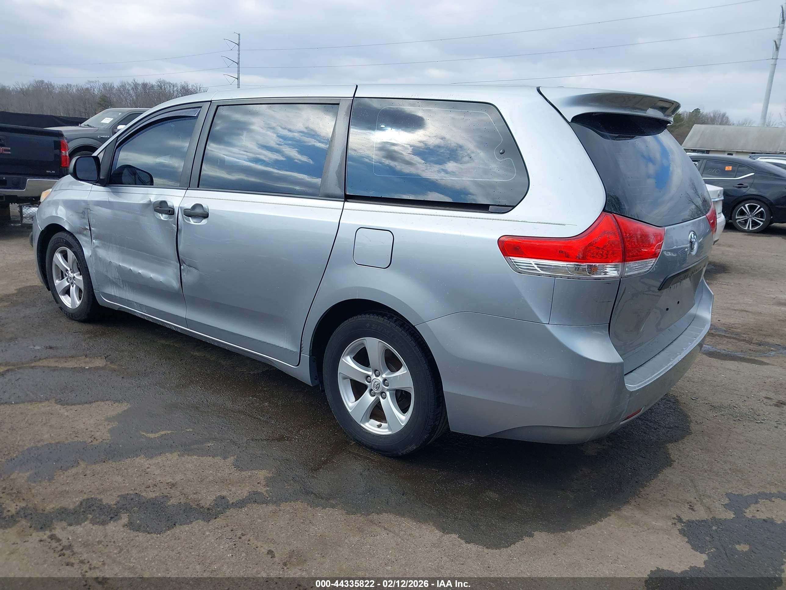 TOYOTA SIENNA image 3