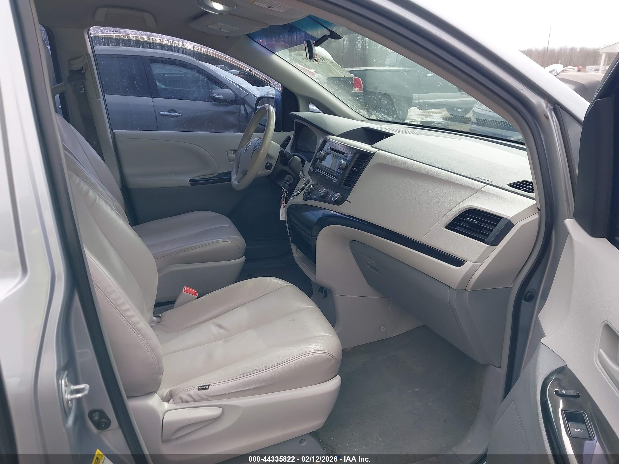 TOYOTA SIENNA image 5
