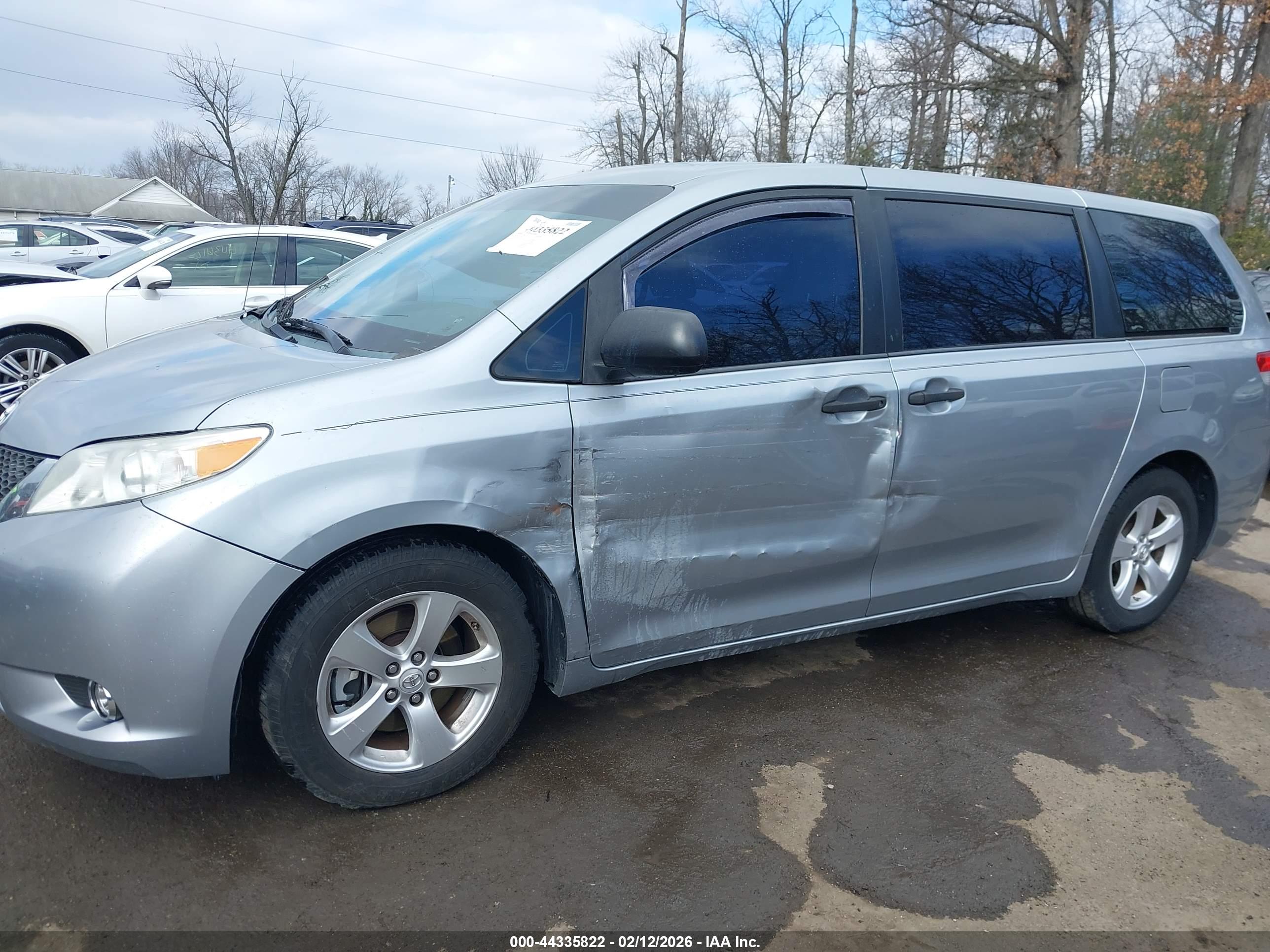 TOYOTA SIENNA image 6