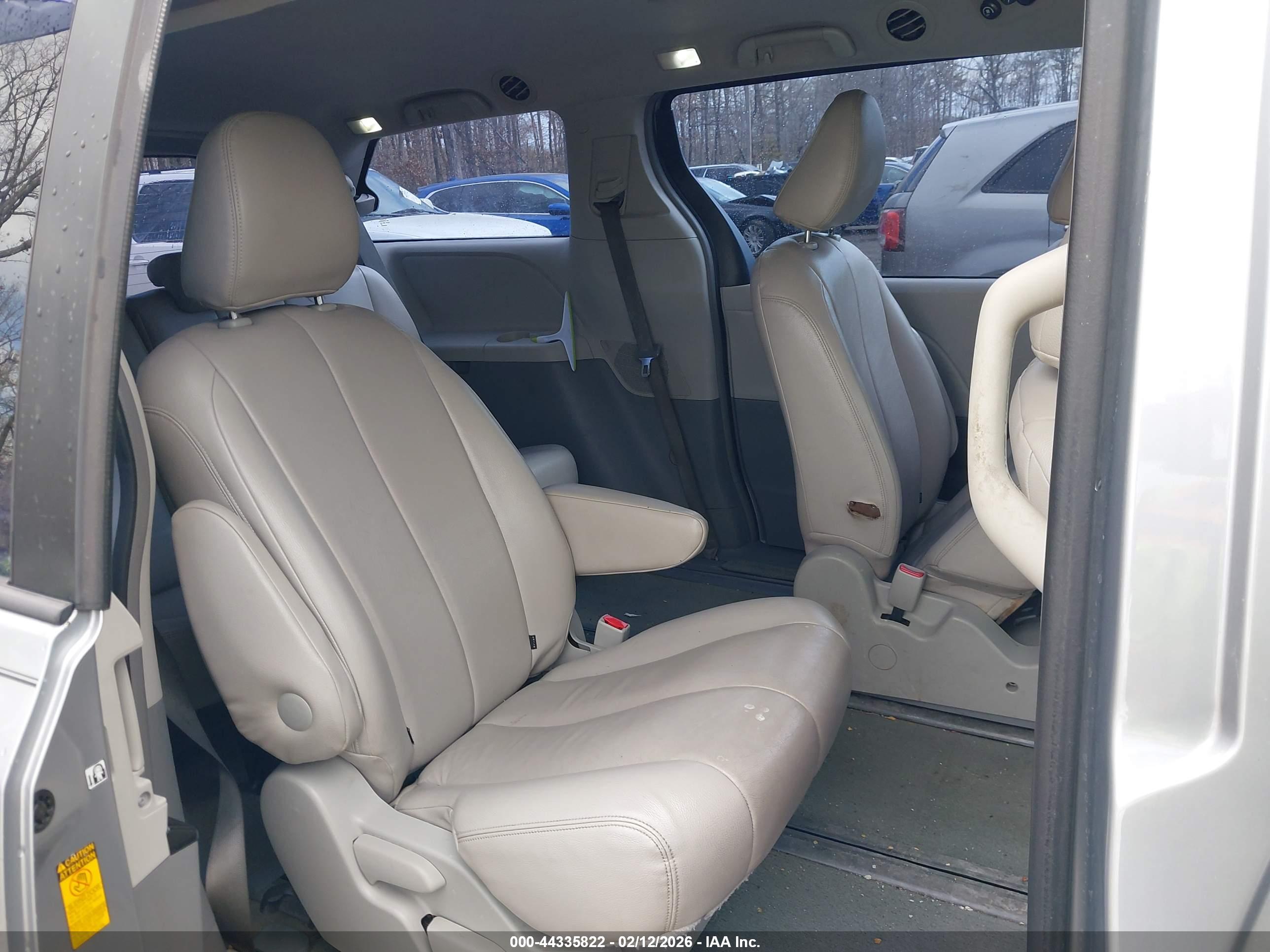 TOYOTA SIENNA image 8