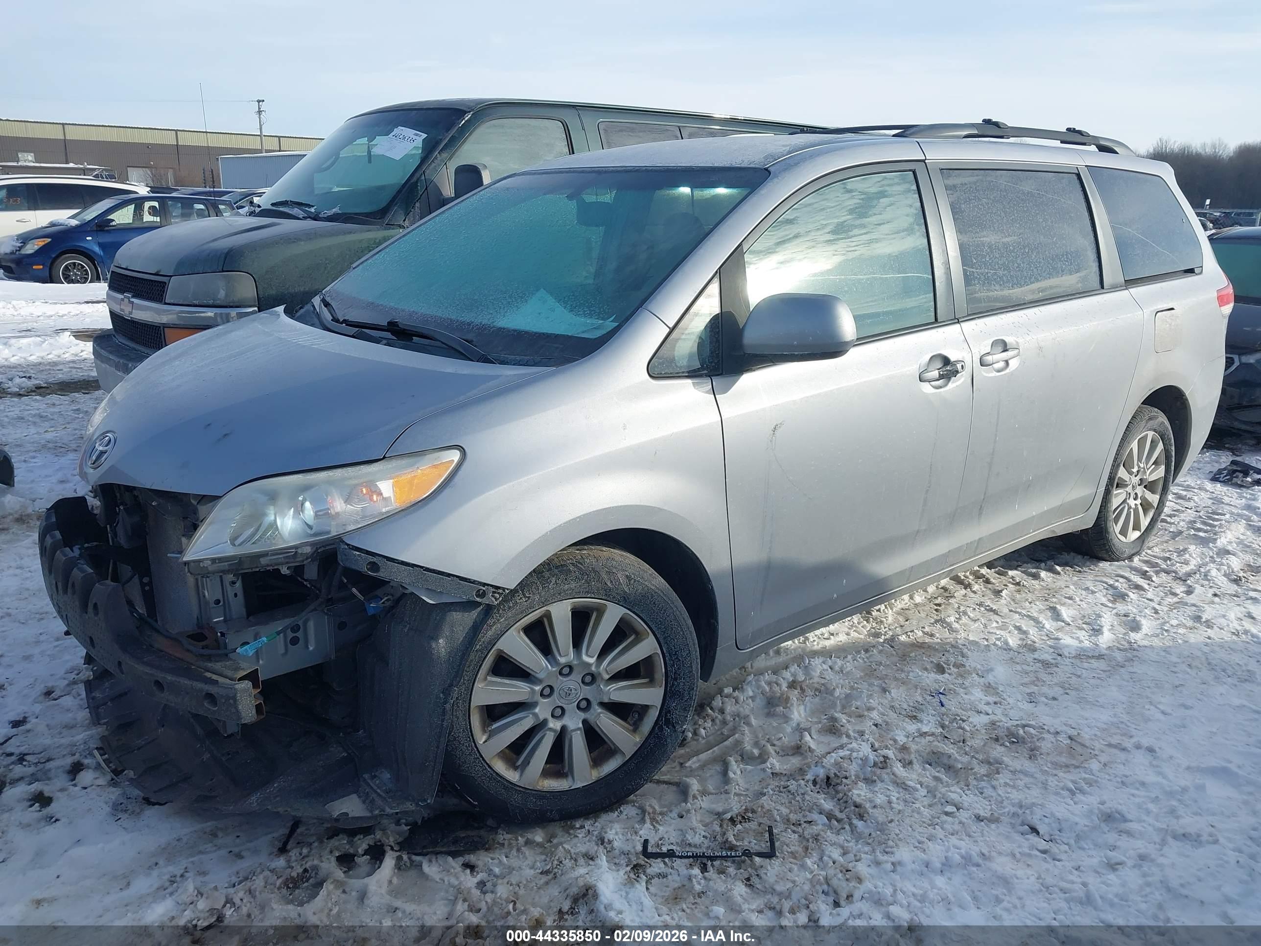TOYOTA SIENNA image 2