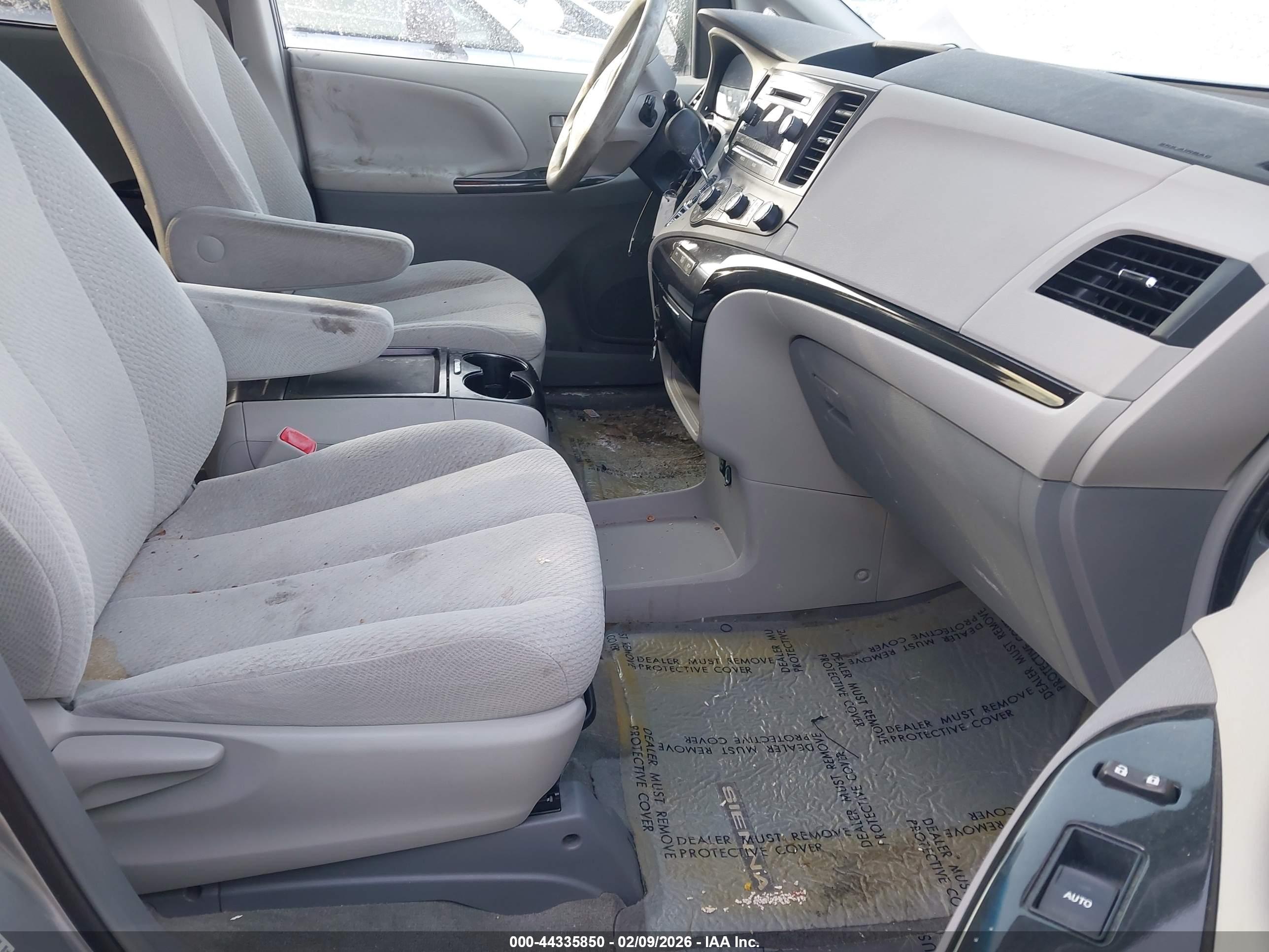 TOYOTA SIENNA image 5