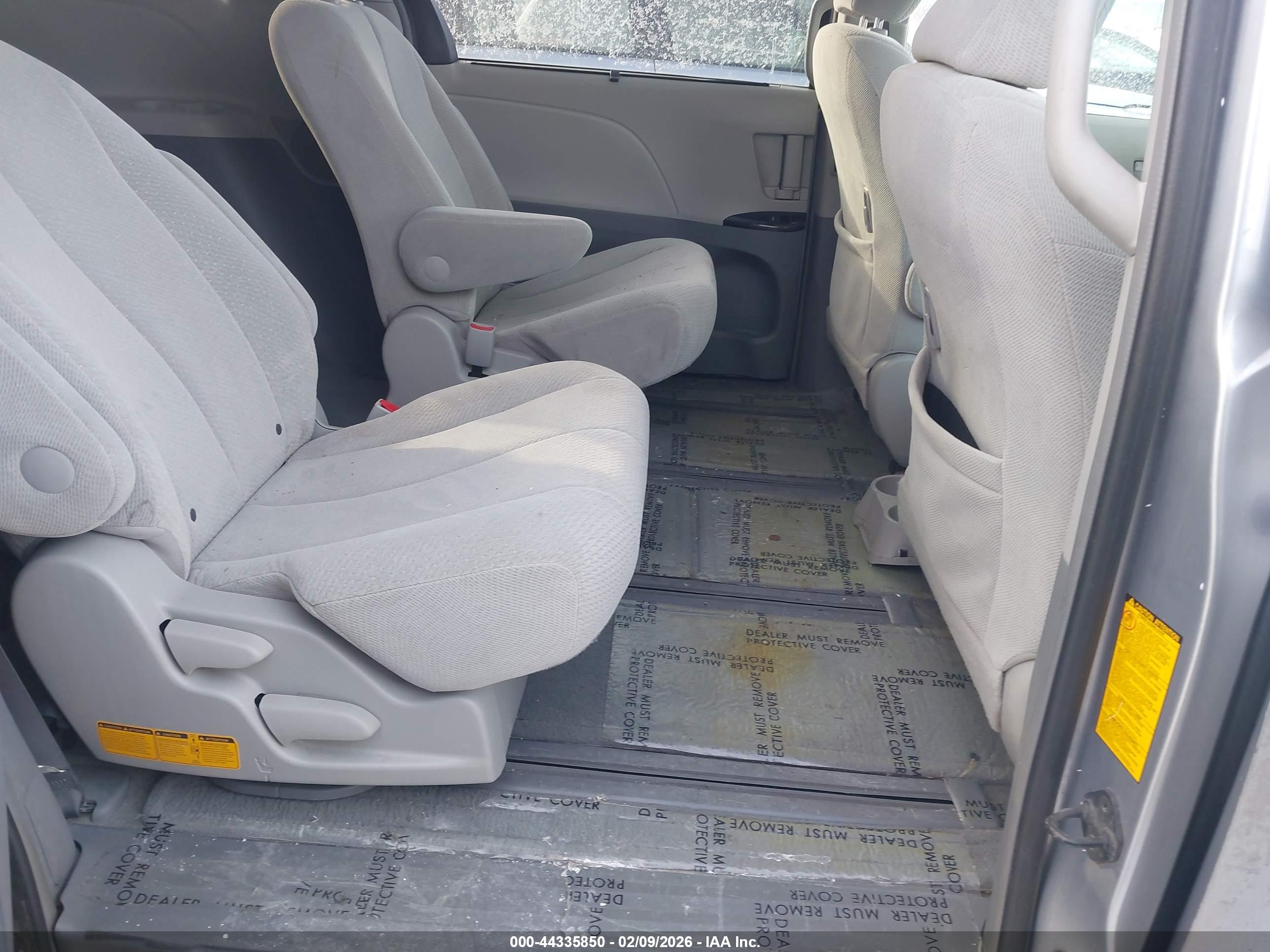 TOYOTA SIENNA image 8