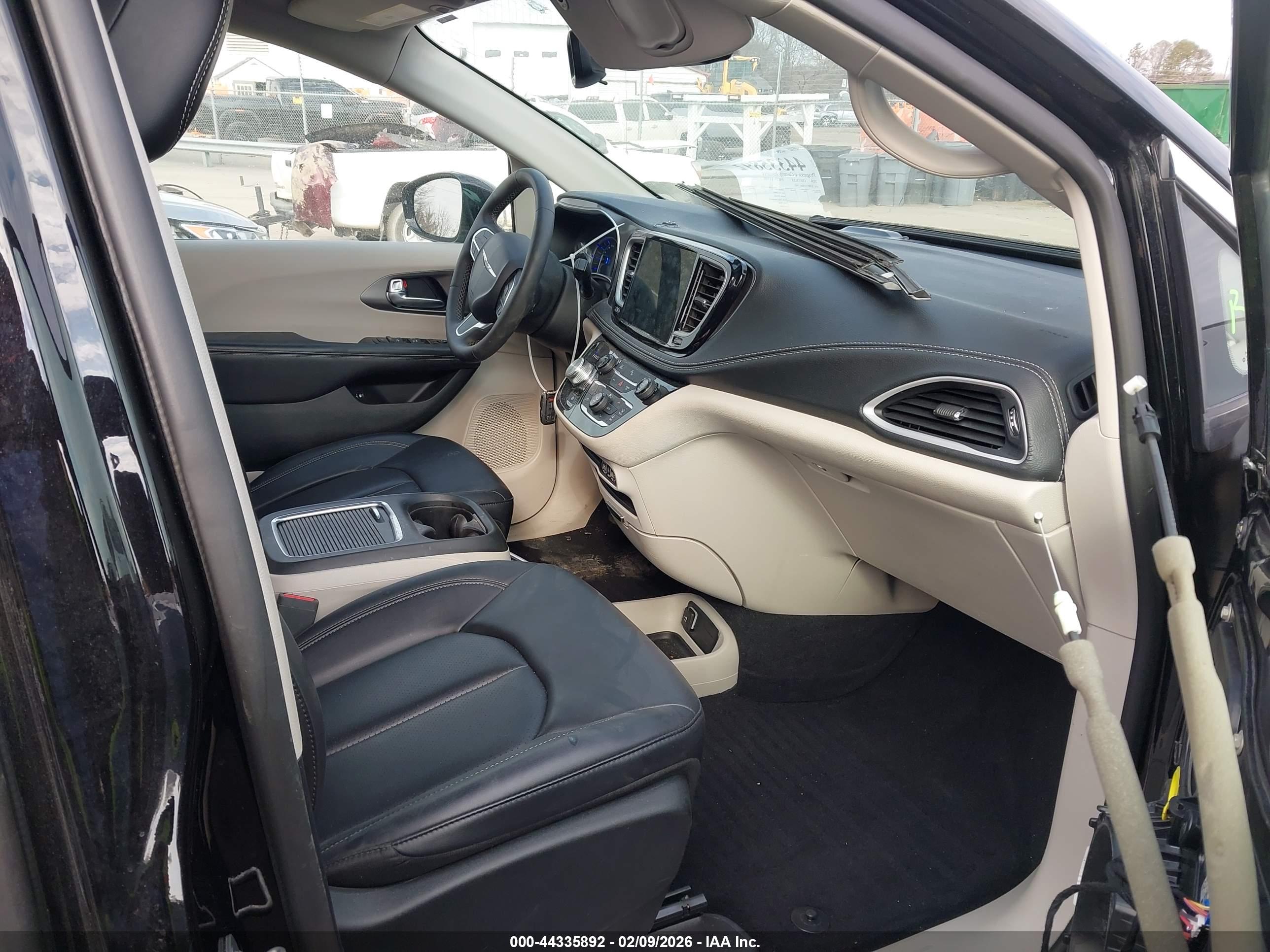 CHRYSLER PACIFICA image 5