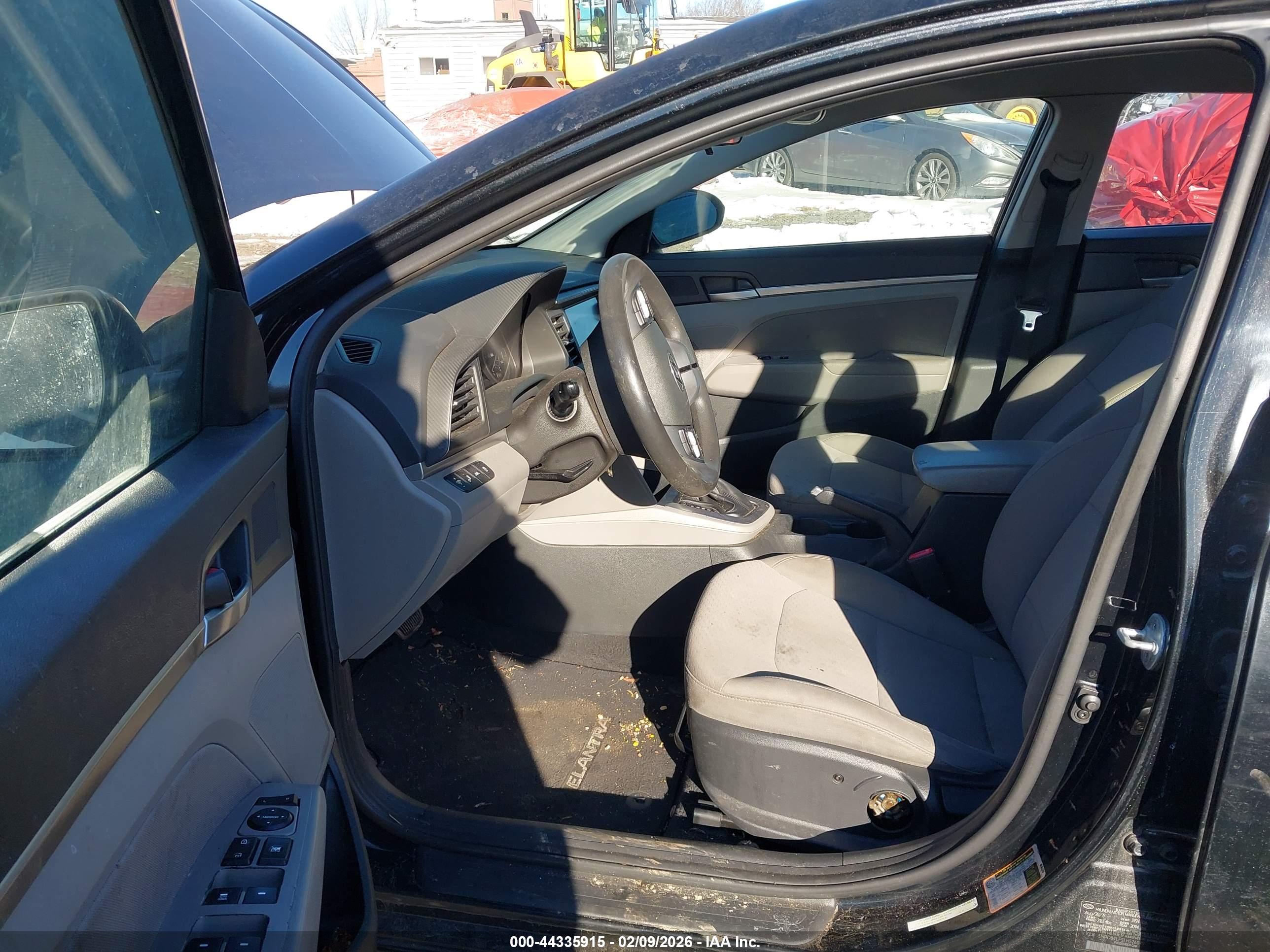 HYUNDAI ELANTRA image 5
