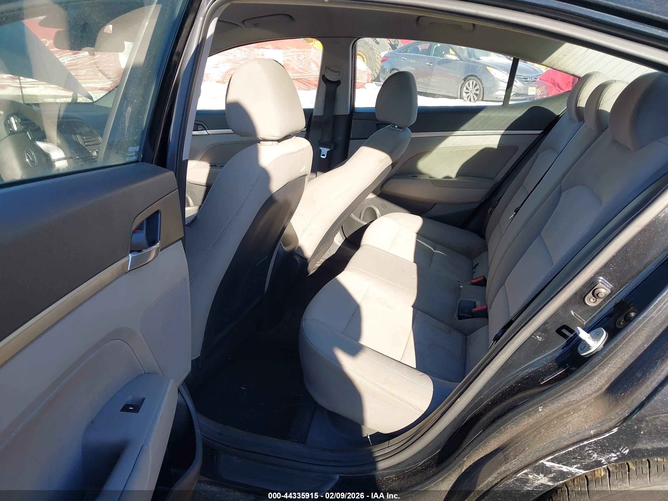 HYUNDAI ELANTRA image 8