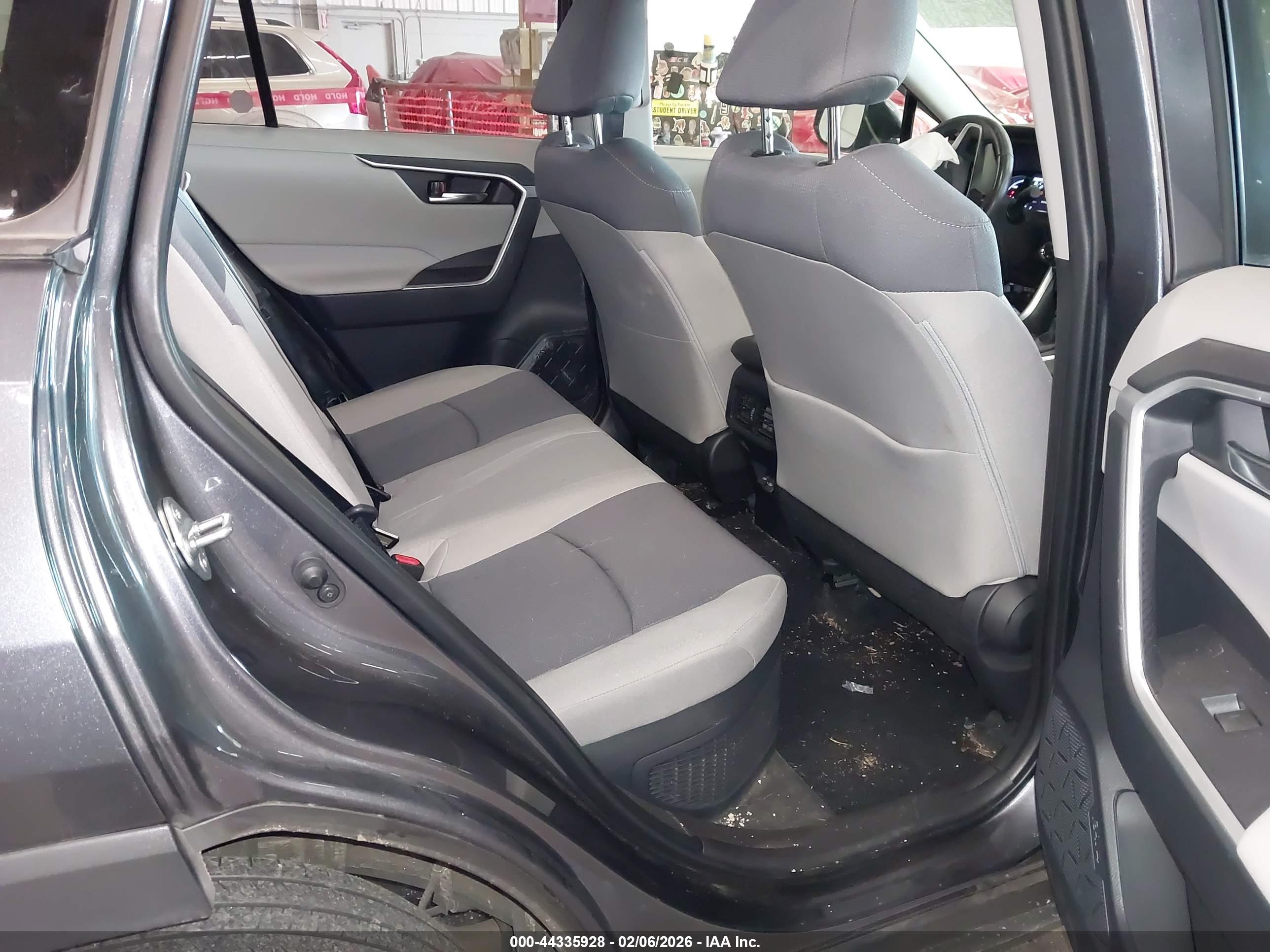 TOYOTA RAV4 image 8