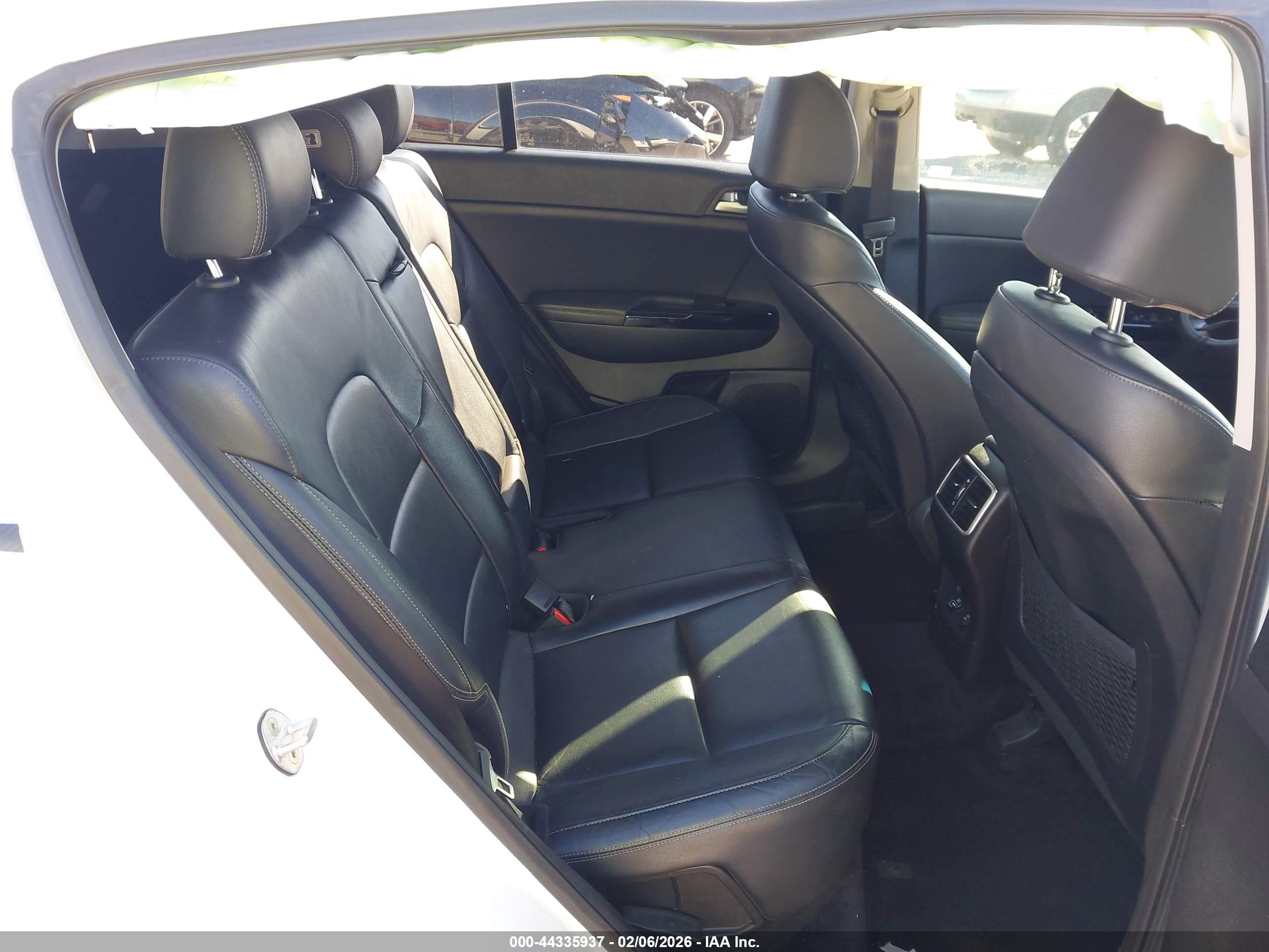 KIA SPORTAGE image 8
