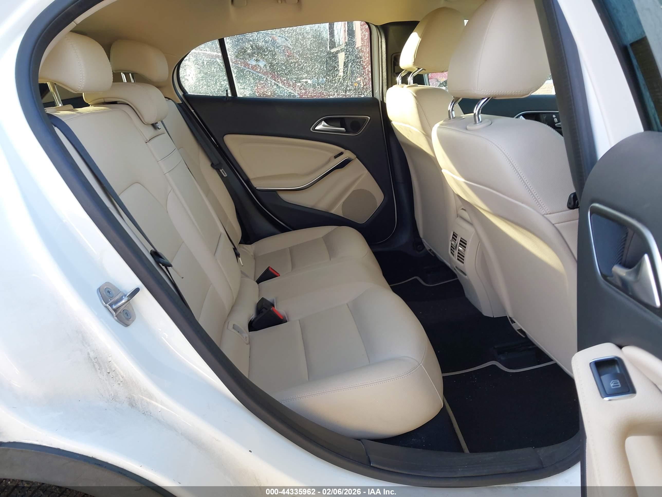 MERCEDES-BENZ GLA image 8