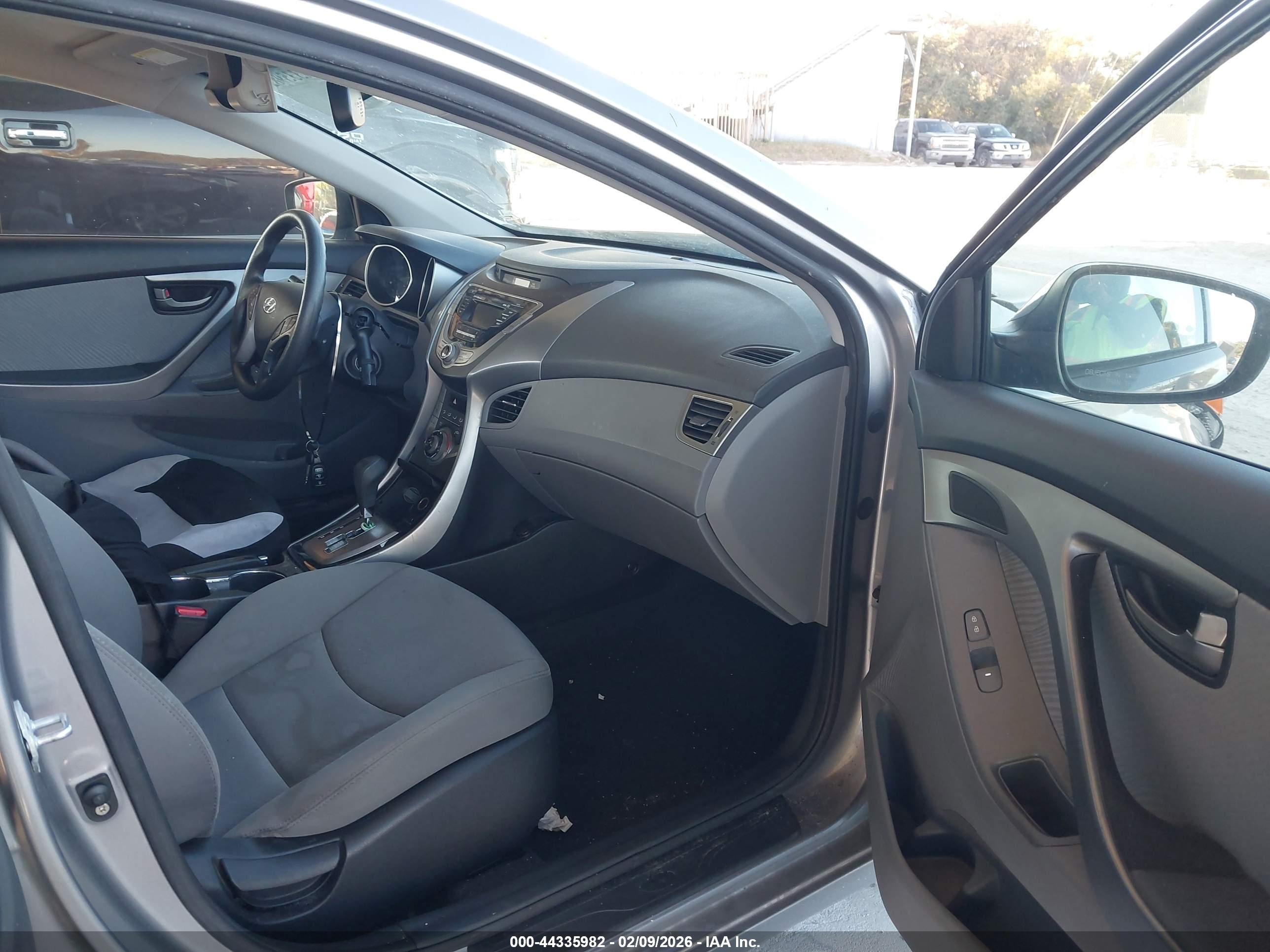 HYUNDAI ELANTRA image 5
