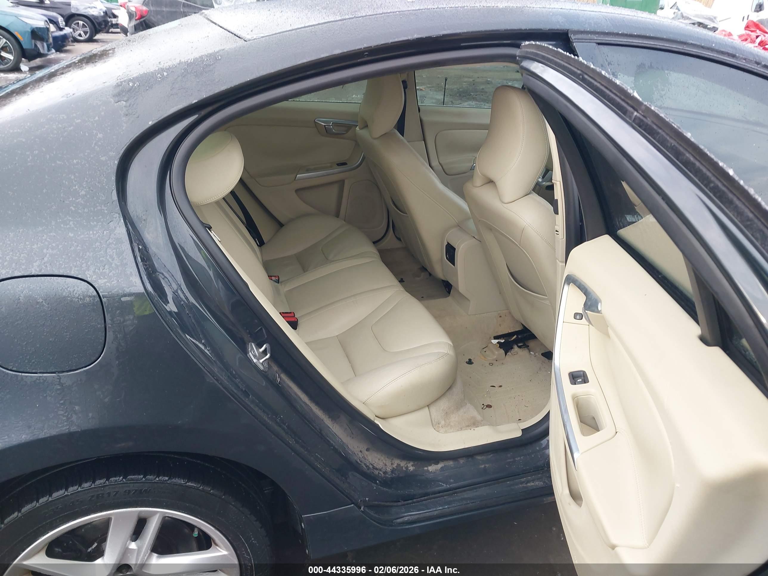 VOLVO S60 image 8
