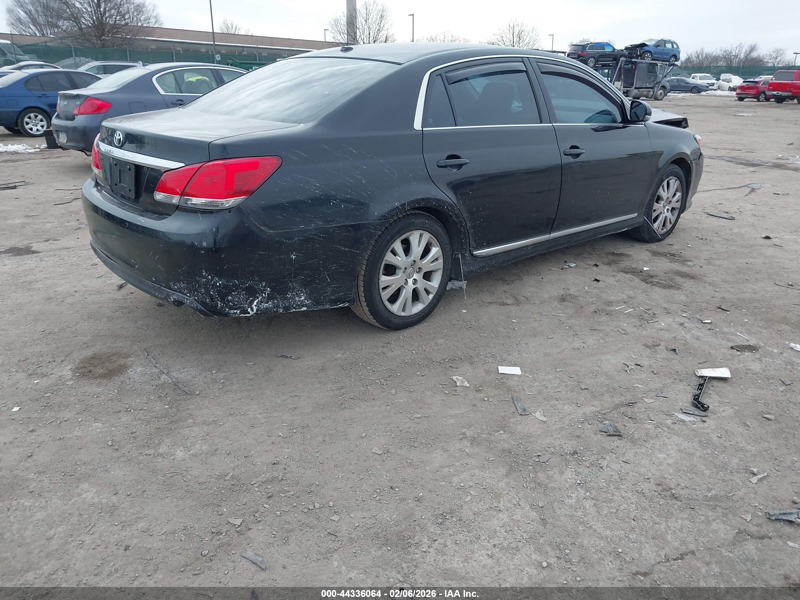 TOYOTA AVALON image 4
