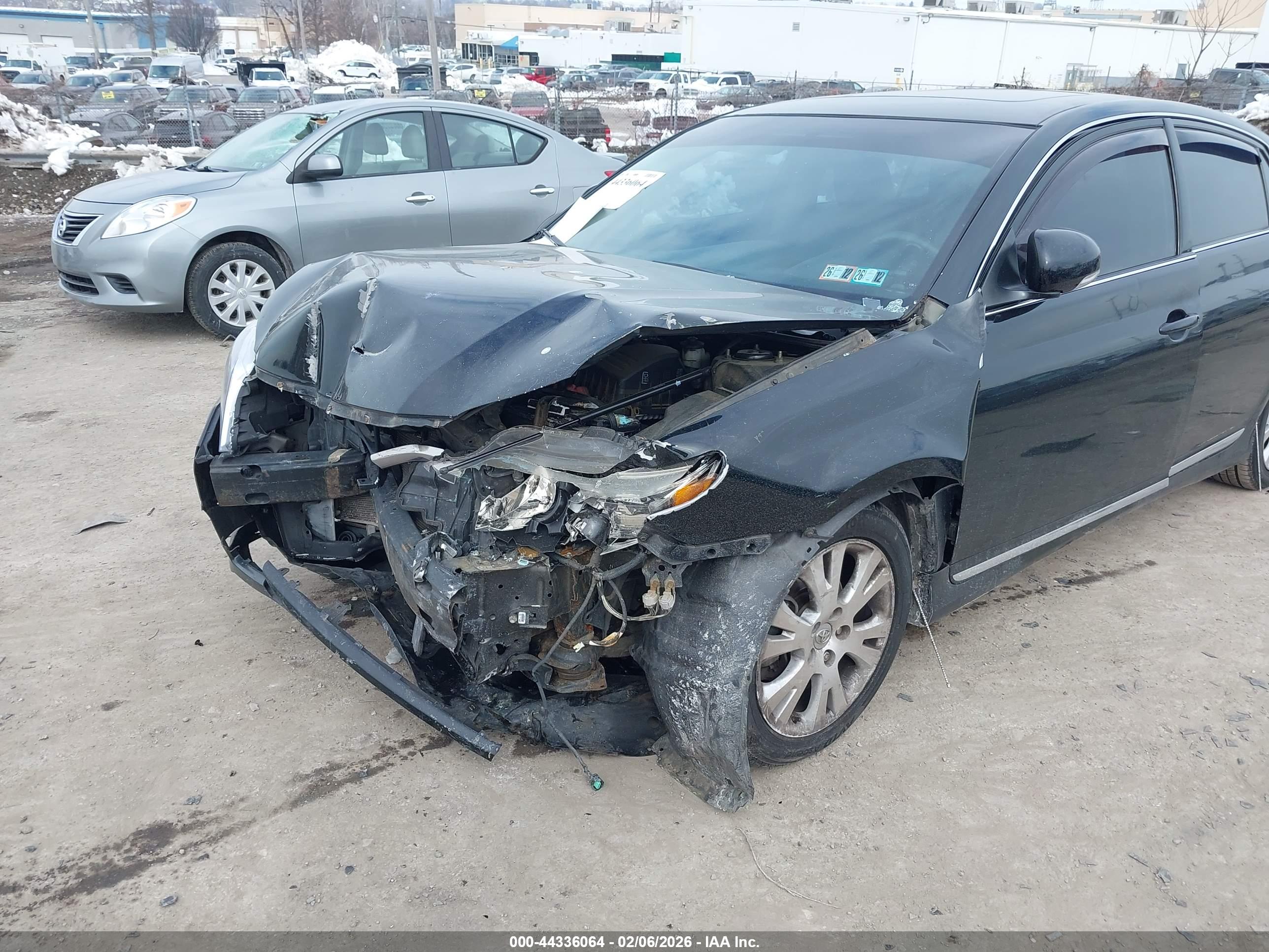 TOYOTA AVALON image 6