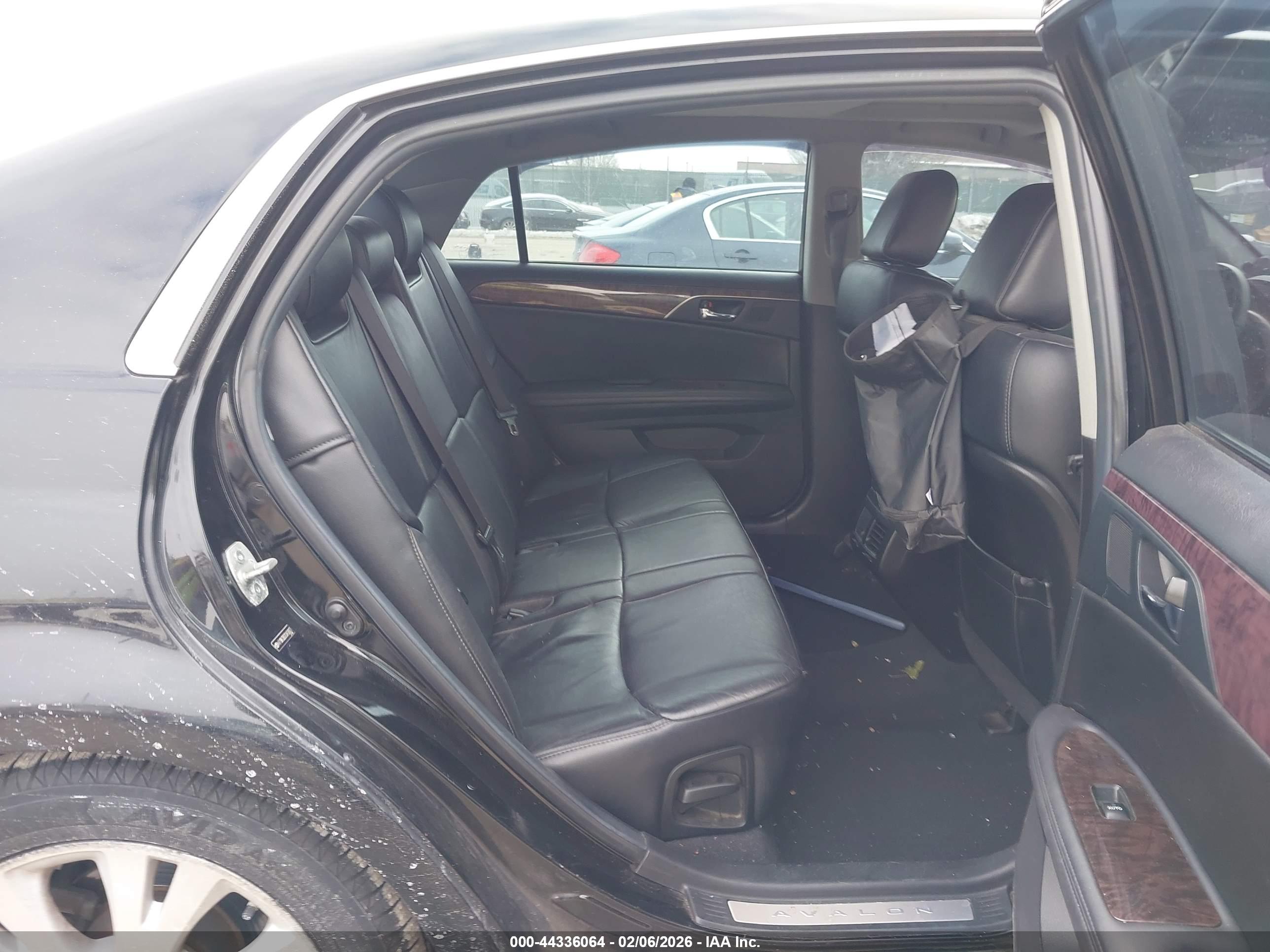TOYOTA AVALON image 8