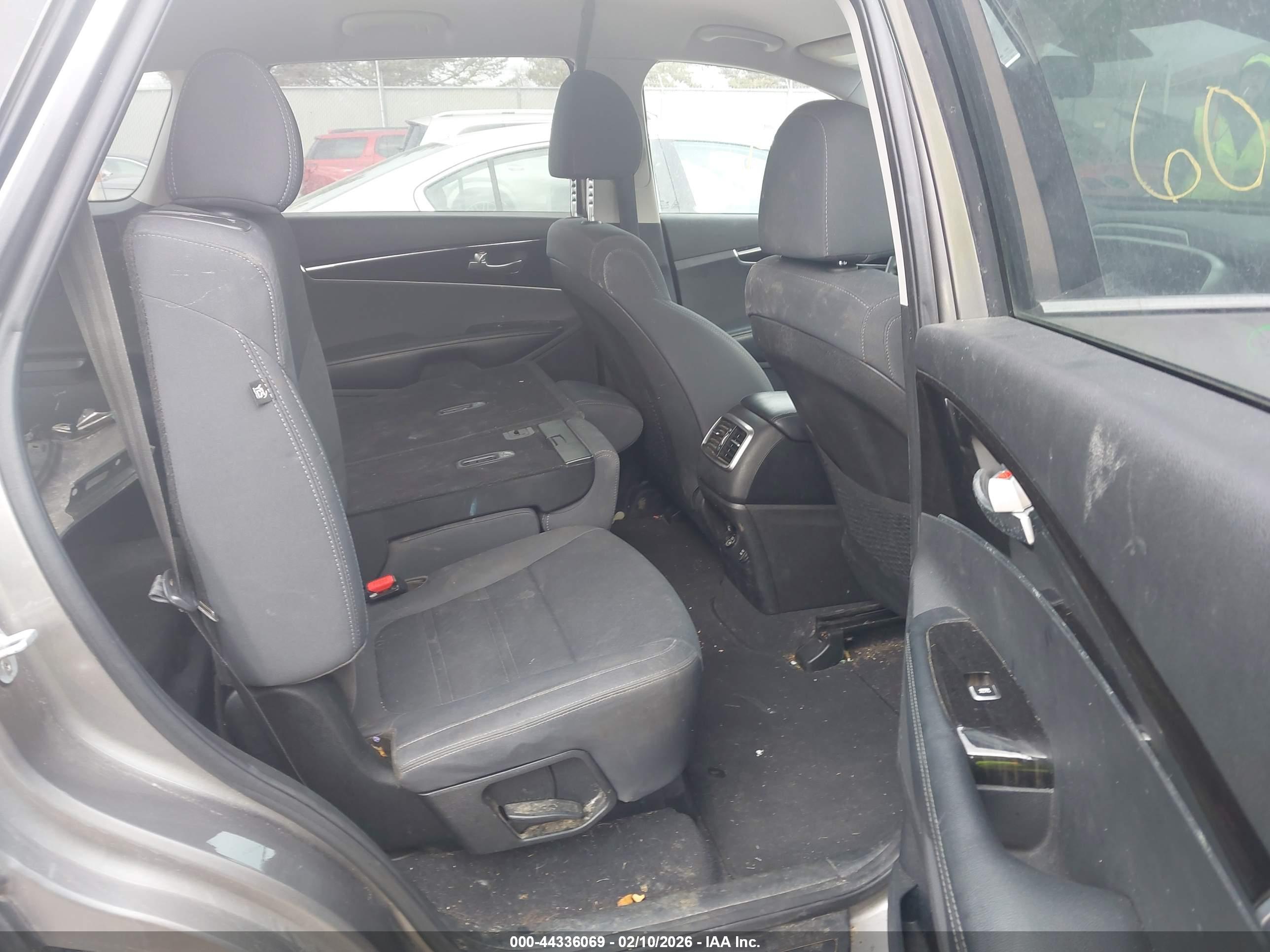 KIA SORENTO image 8