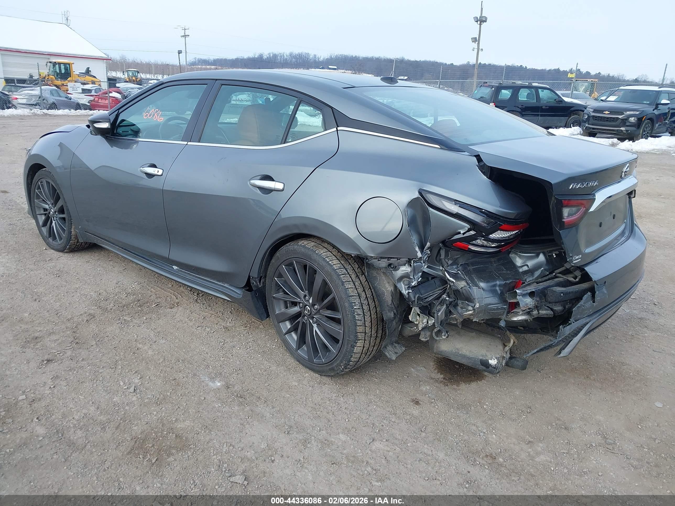 NISSAN MAXIMA image 3