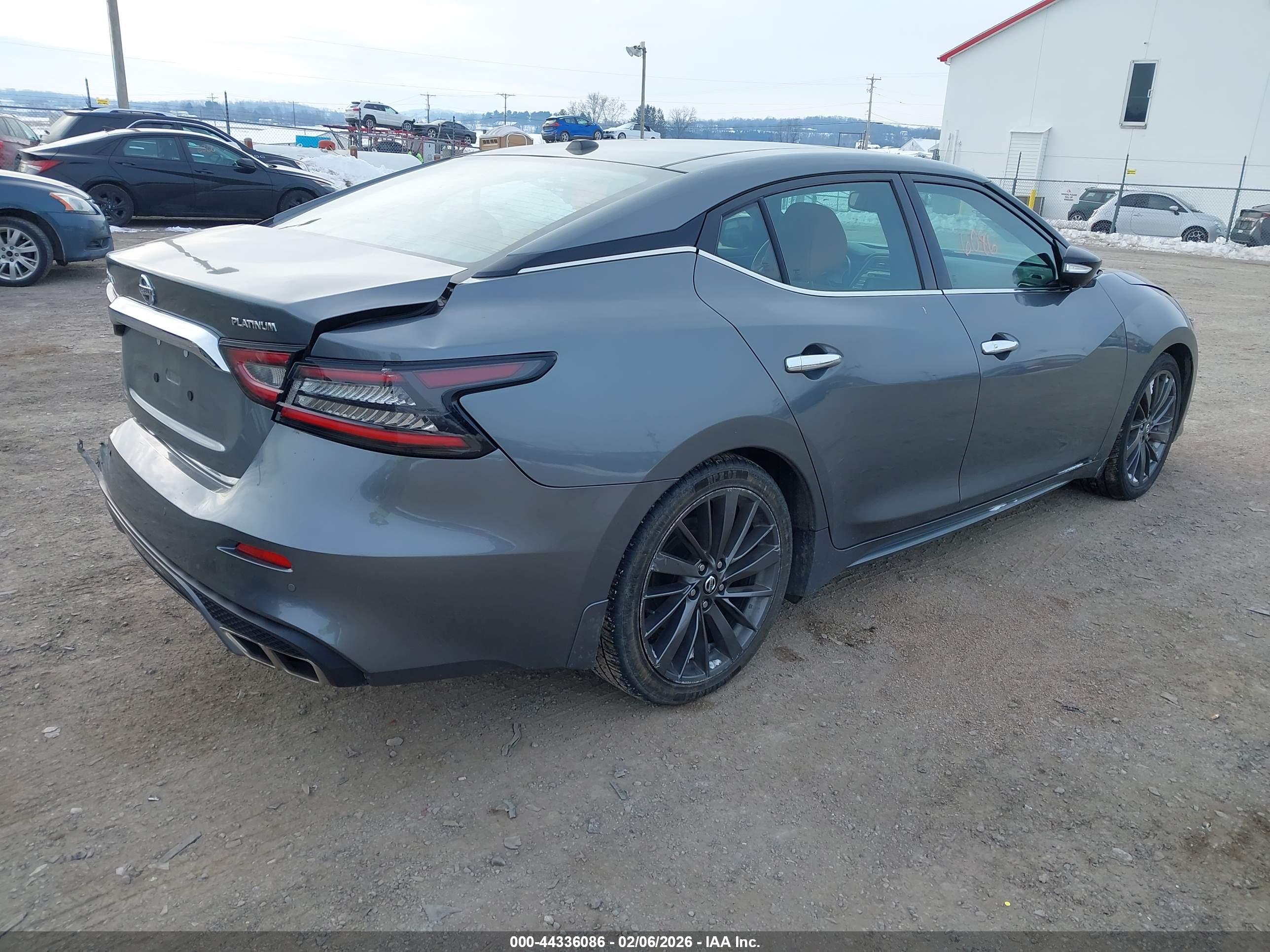 NISSAN MAXIMA image 4