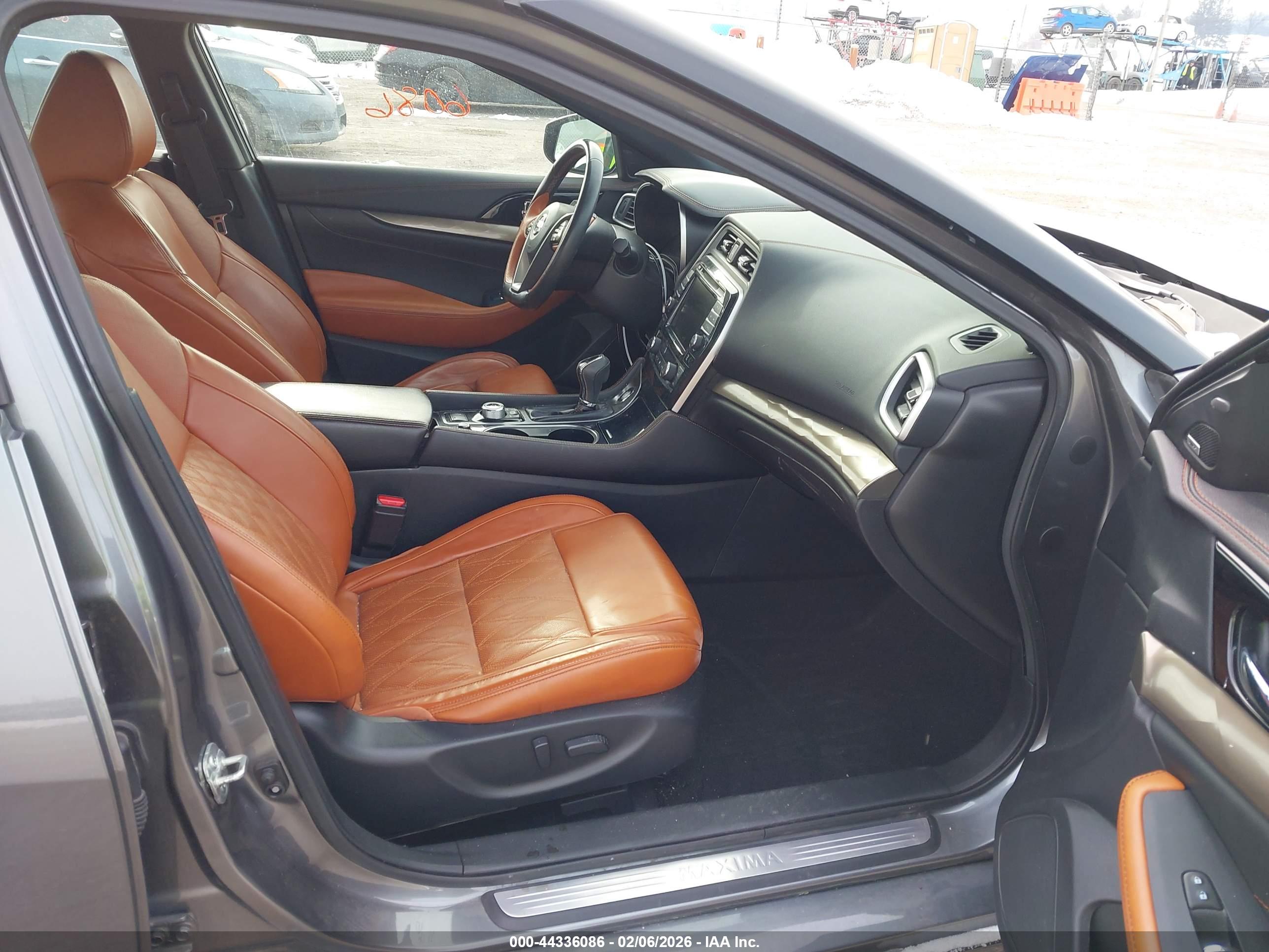 NISSAN MAXIMA image 5