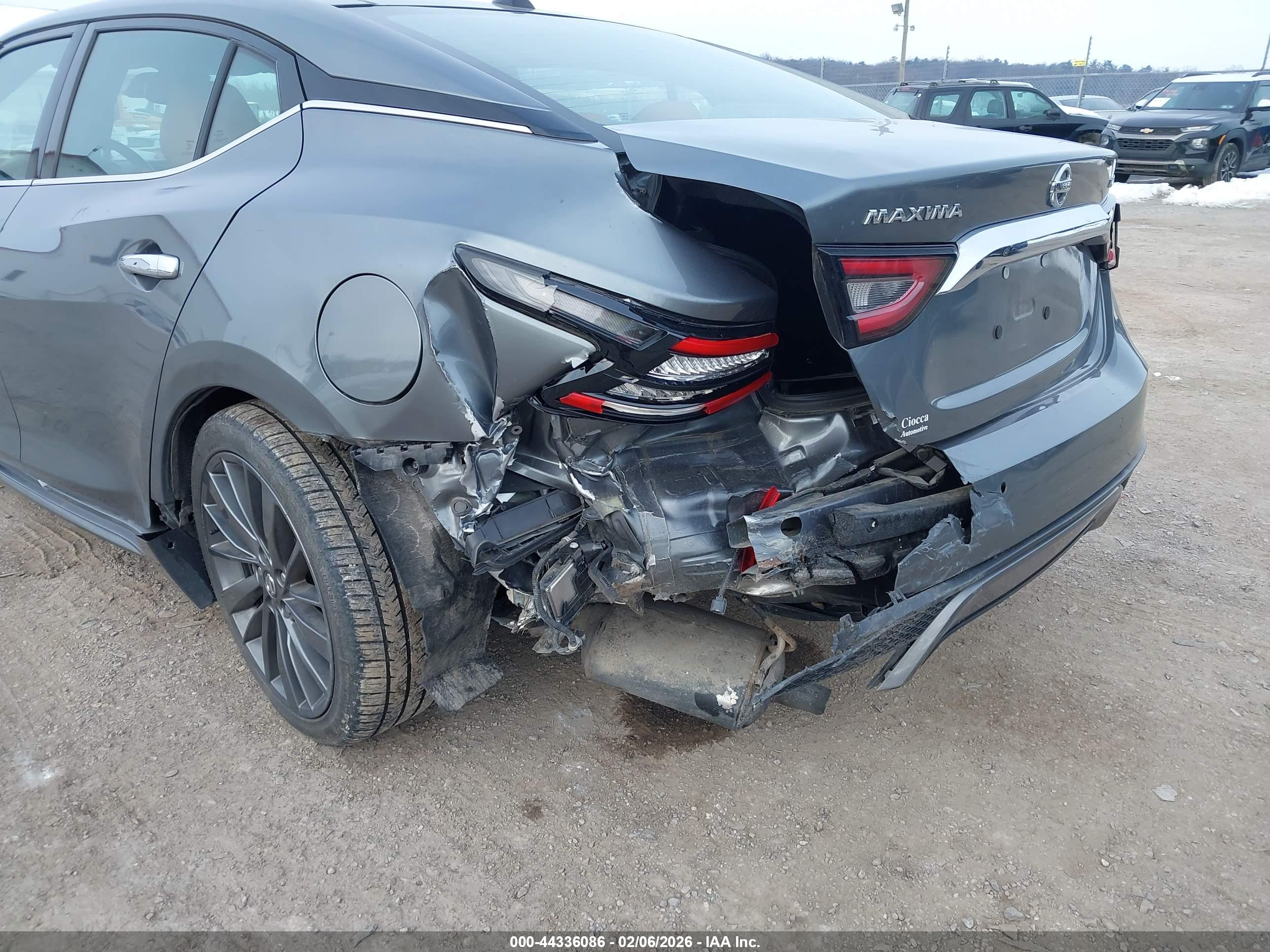 NISSAN MAXIMA image 6