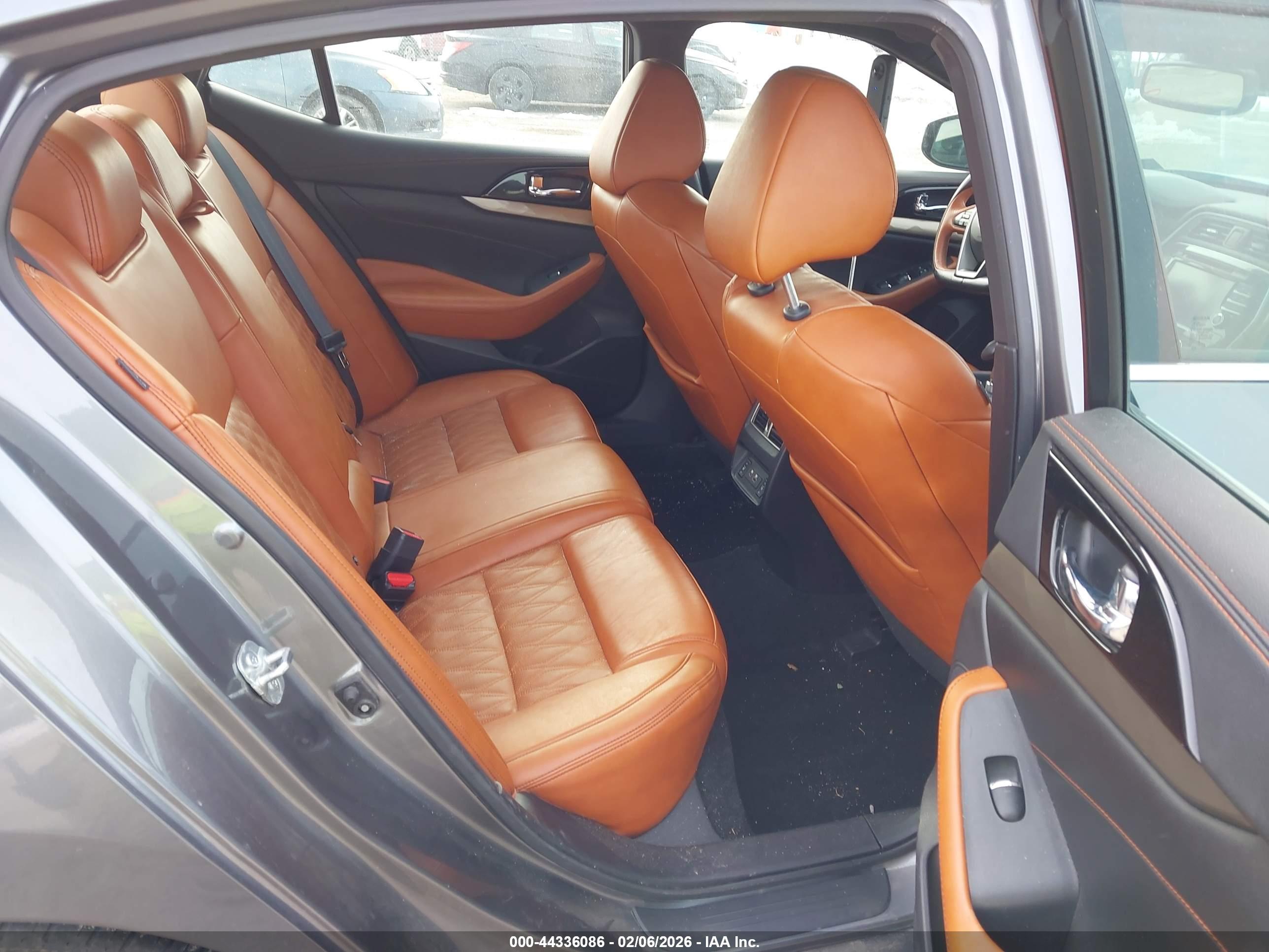 NISSAN MAXIMA image 8