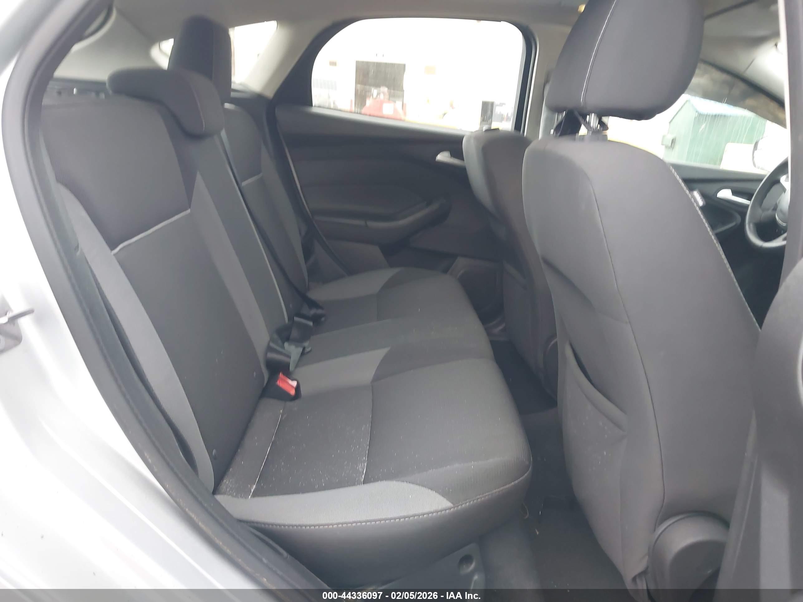 FORD FOCUS image 8