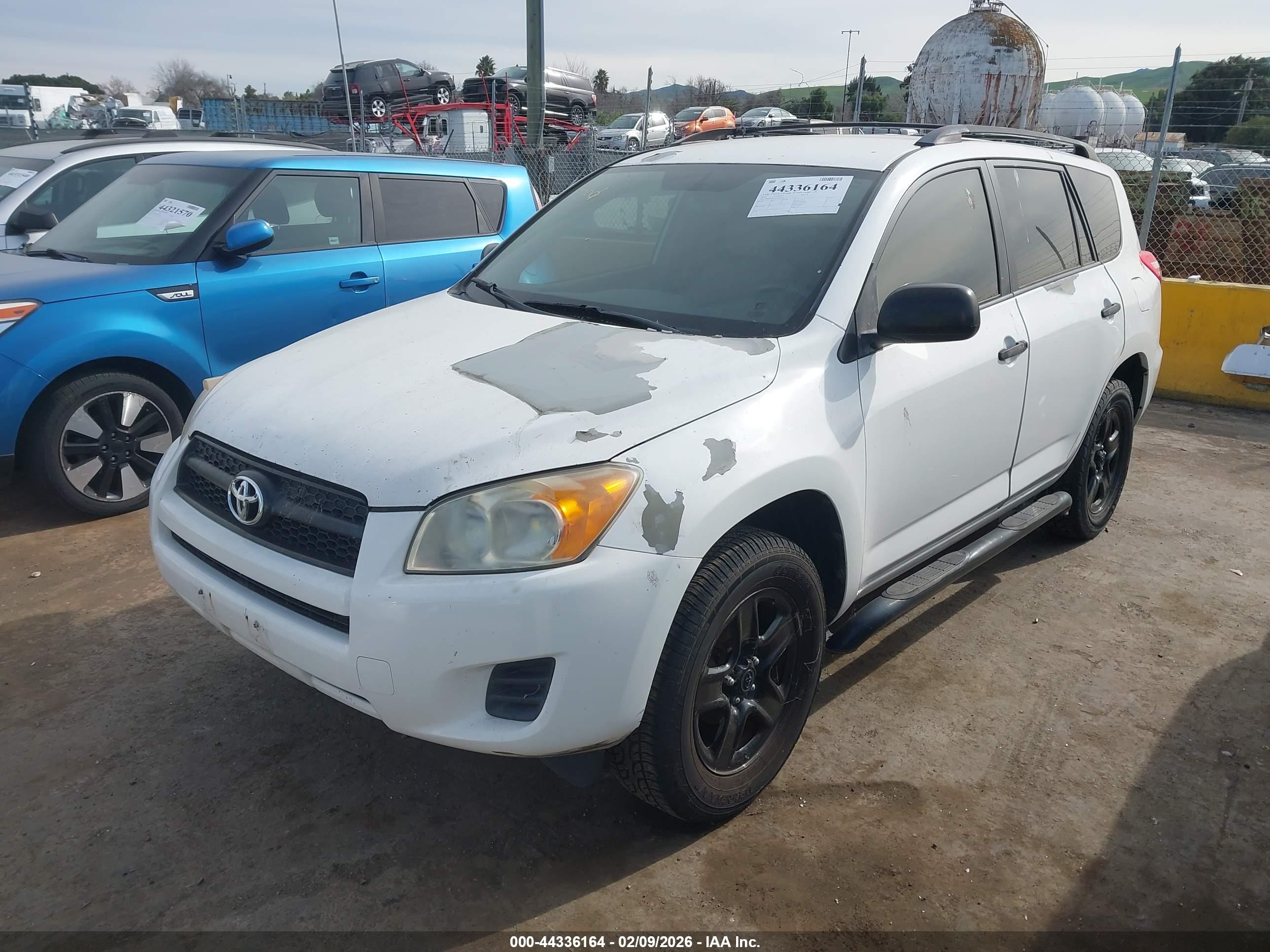 TOYOTA RAV4 image 2