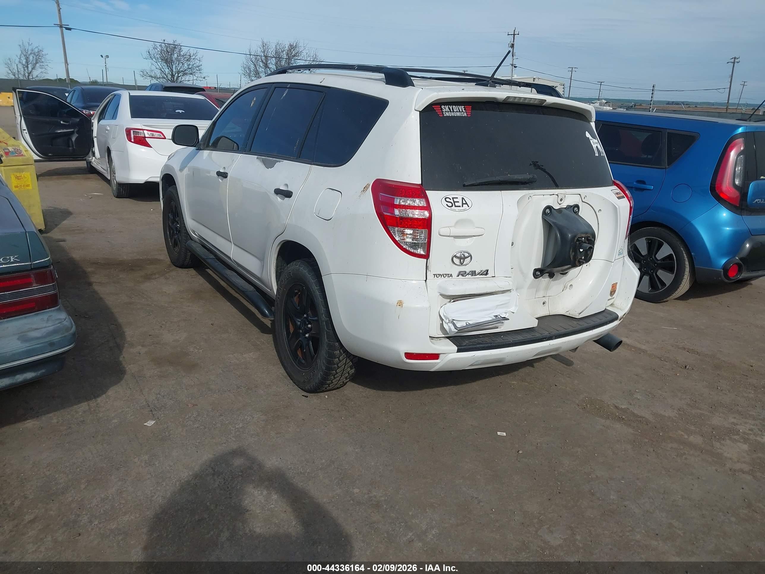 TOYOTA RAV4 image 3