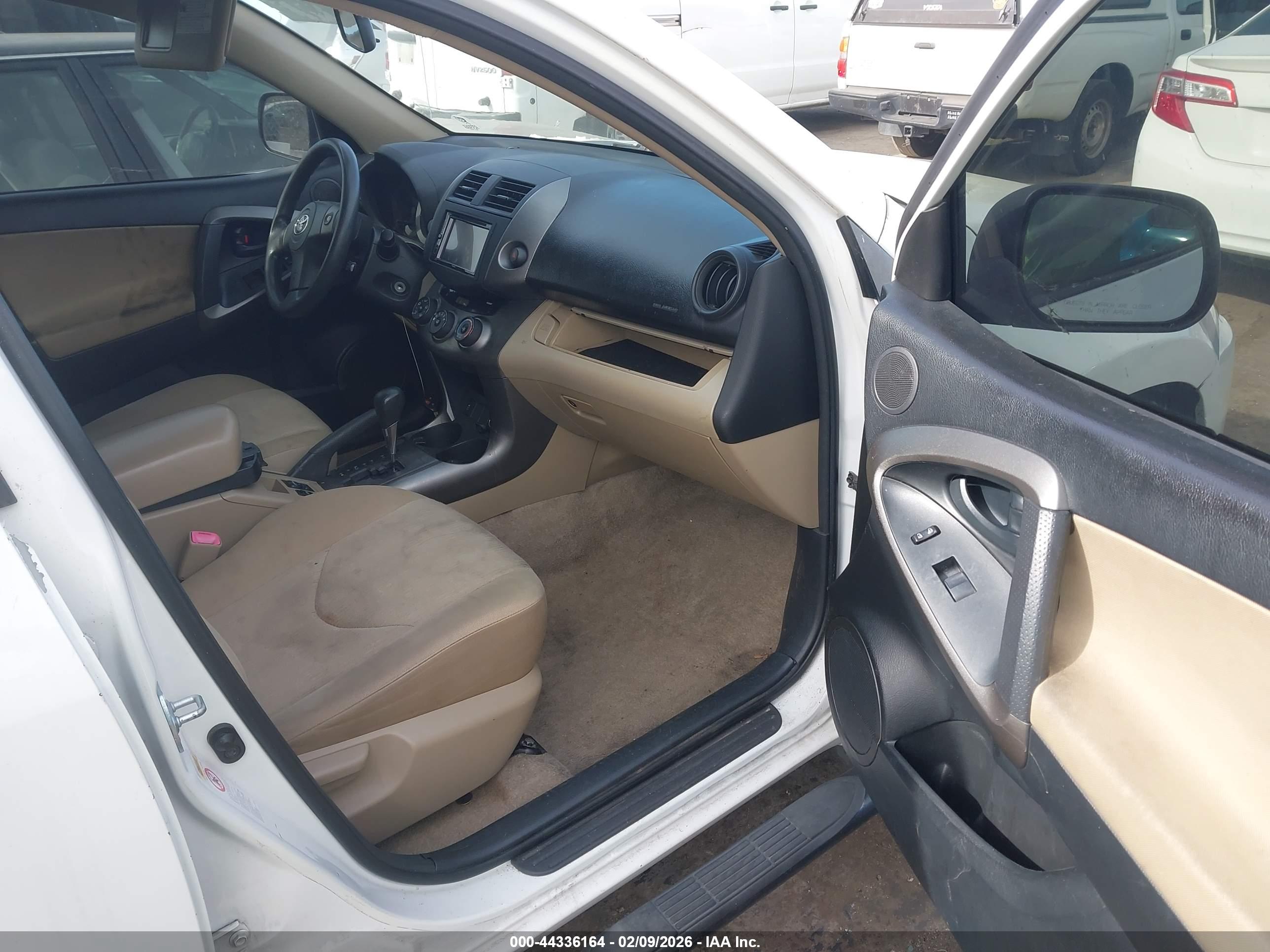 TOYOTA RAV4 image 5