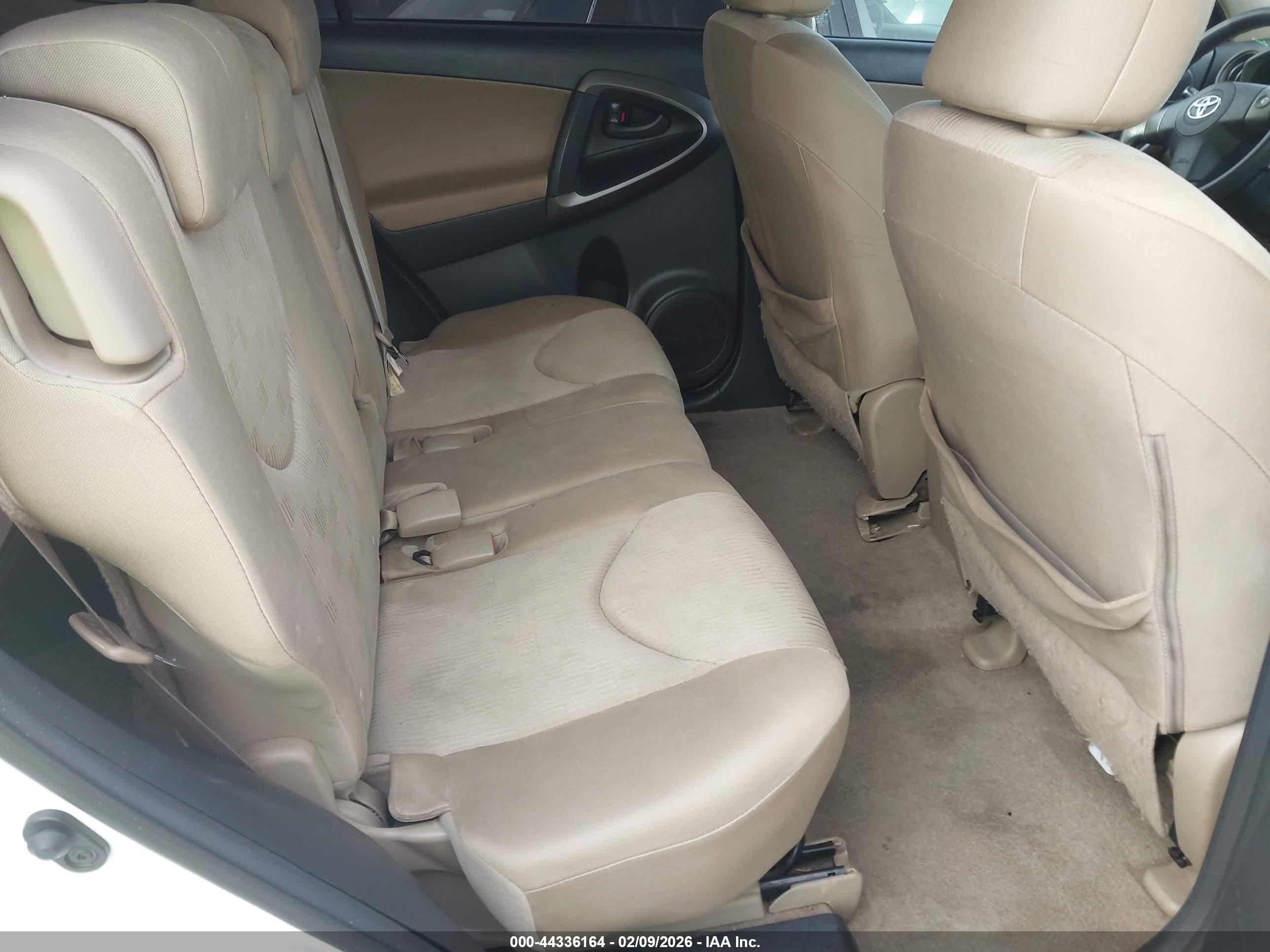 TOYOTA RAV4 image 8