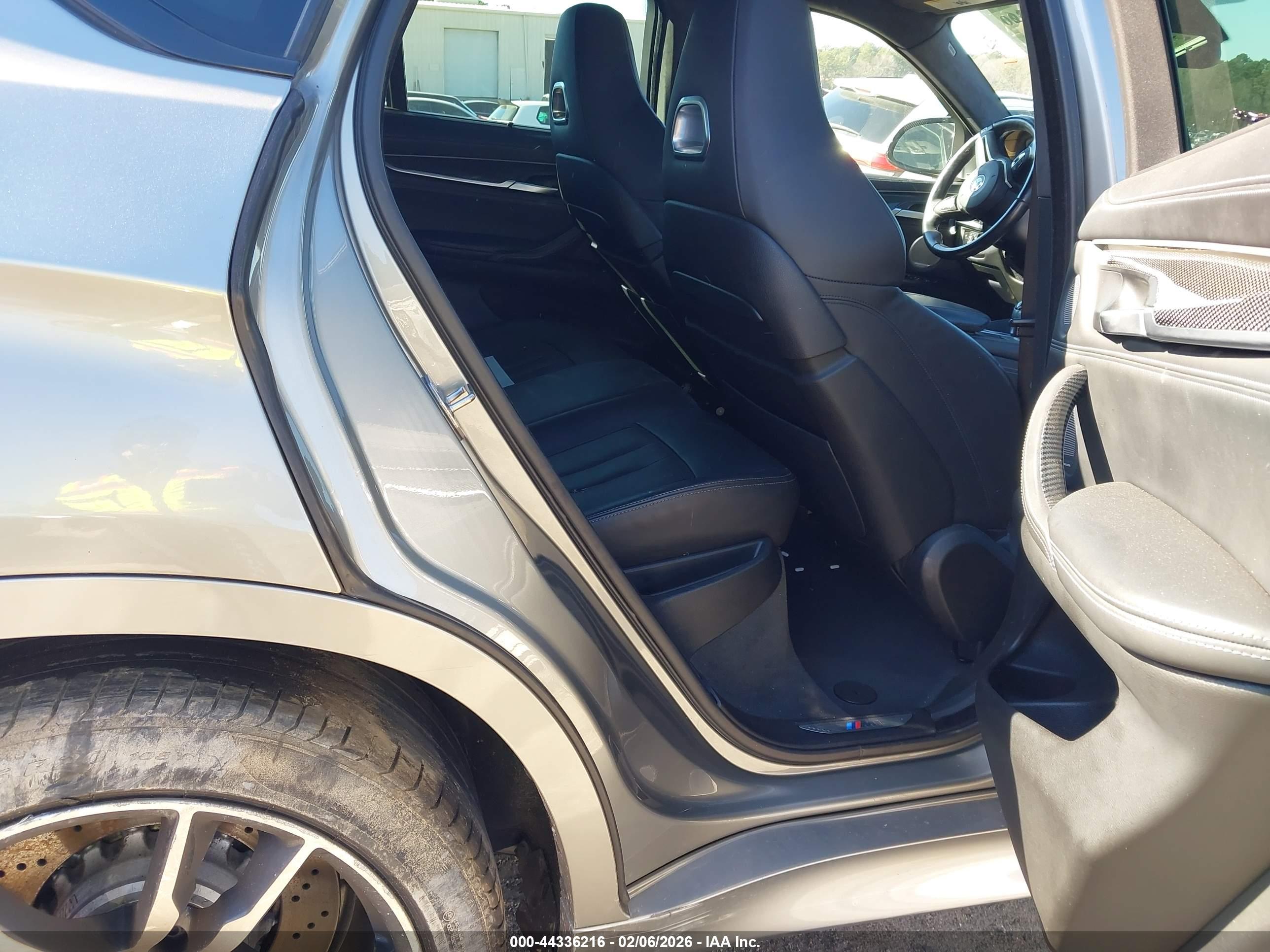 BMW X6 image 8